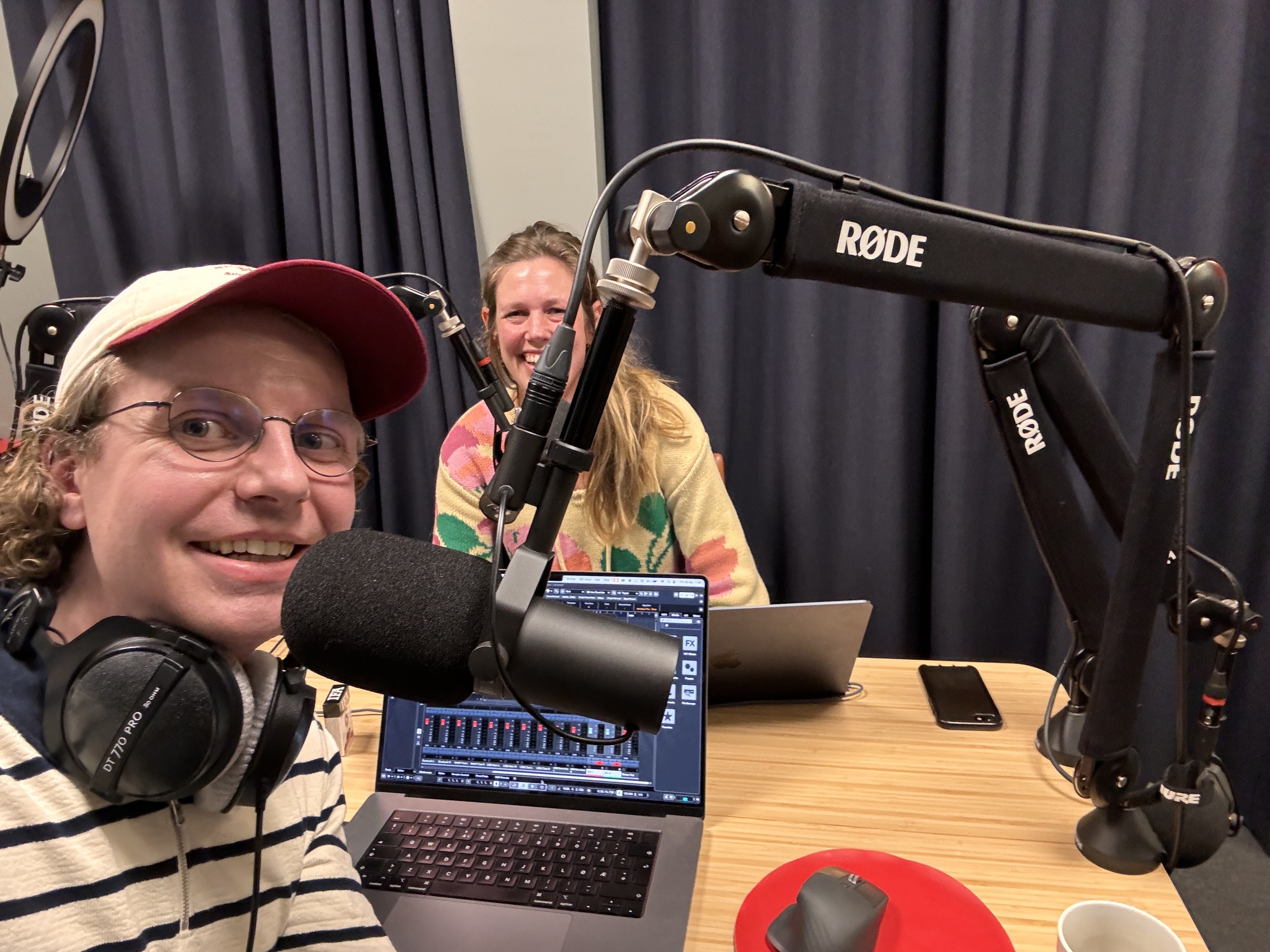 Trine Mjølhus Jacobsen i studio med Kristian Dugstad. Foto: Kristian Dugstad