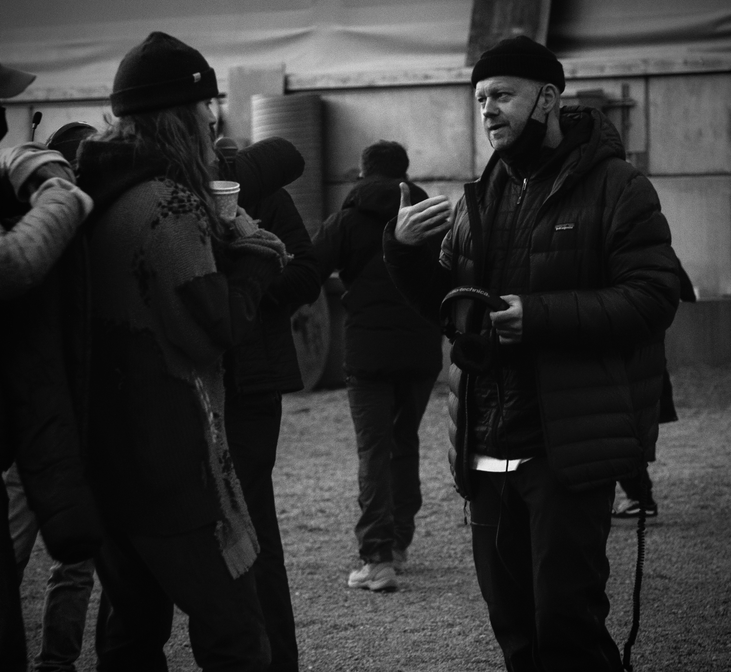 Stian Andersen i samtale med girl in red (Marie Ulven) under innspillingen av hennes opptreden til «The Tonight Show» i 2021.