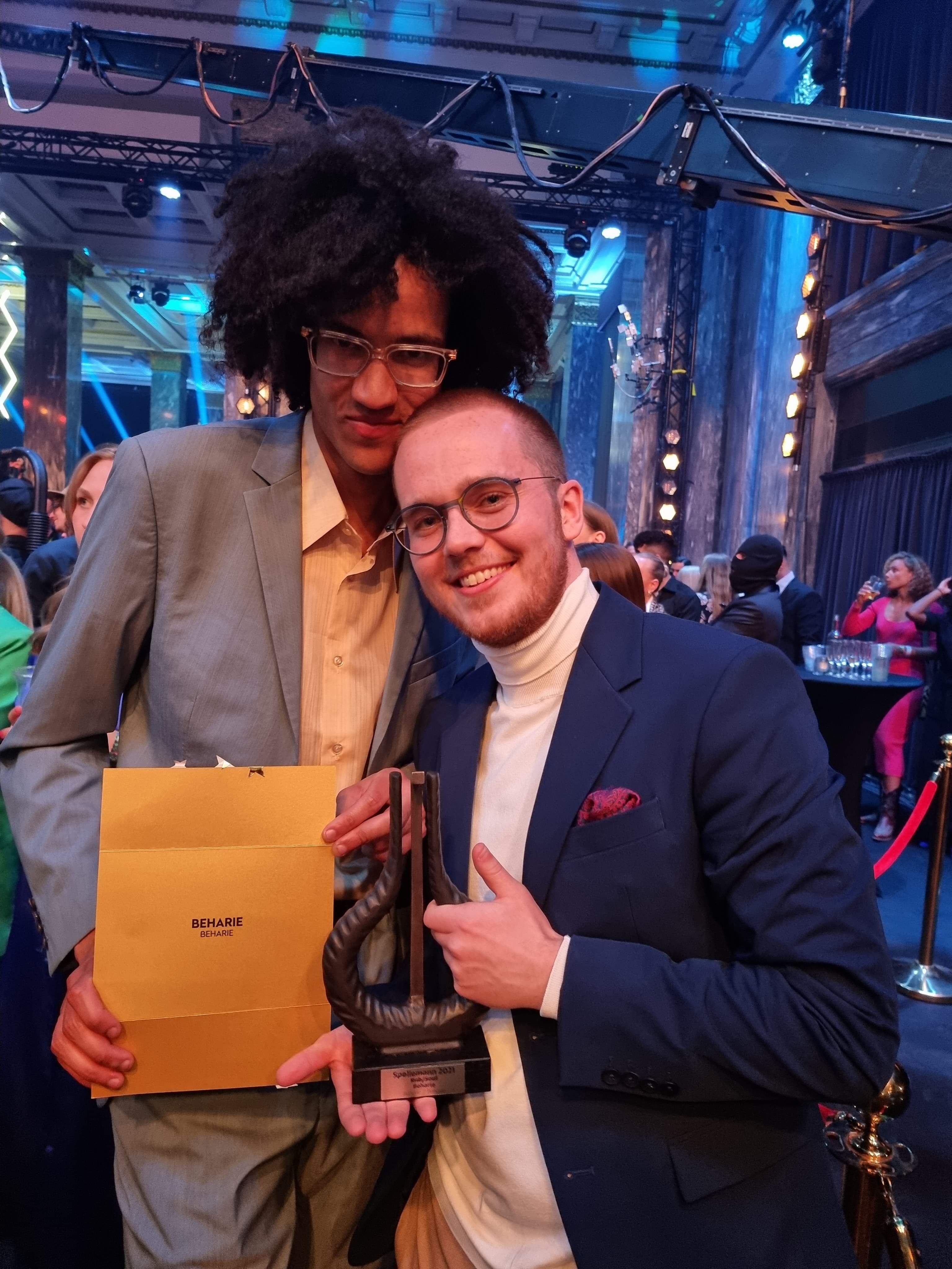 Beharie og manager Viljar Siljan har jobbet sammen i over seks år. Her fra Spellemannprisen 2021, hvor Beharie stakk av med pris i kategorien «Rnb/Soul». Foto: Privat