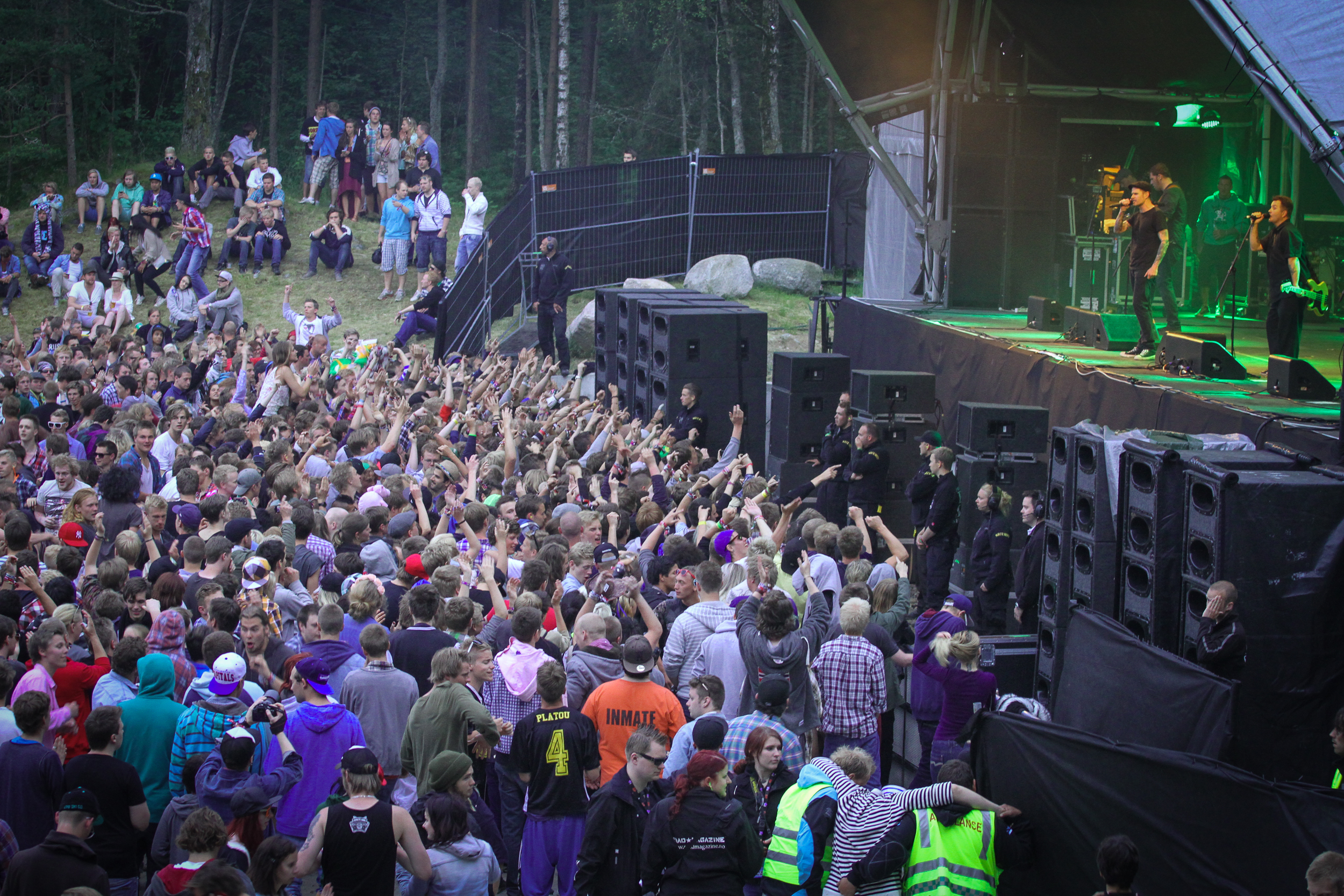 Hovefestivalen i 2012, med Dropkick Murphys på scenen. Tette publikumsflater og høy energi stiller store krav til sikkerhet, logistikk og raske beslutninger i gjennomføringsfasen. Foto: Tord Litleskare