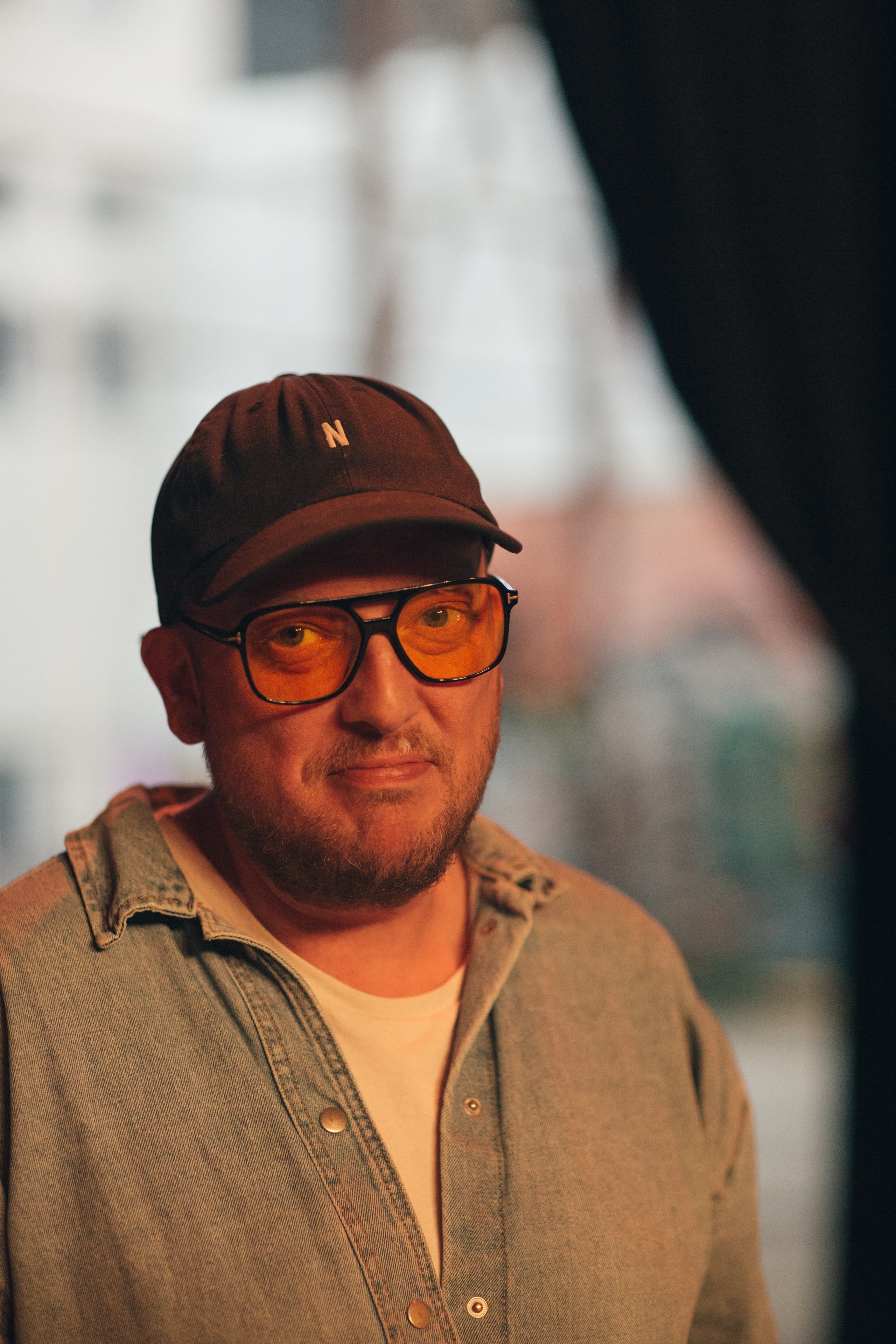 Joar Nicolaysen er booking- og kommunikasjonsmedarbeider ved USF Verftet i Bergen, som de siste årene har gått fra å være utleiehus til også å arrangere konserter selv. Foto: Eirik Ullebø