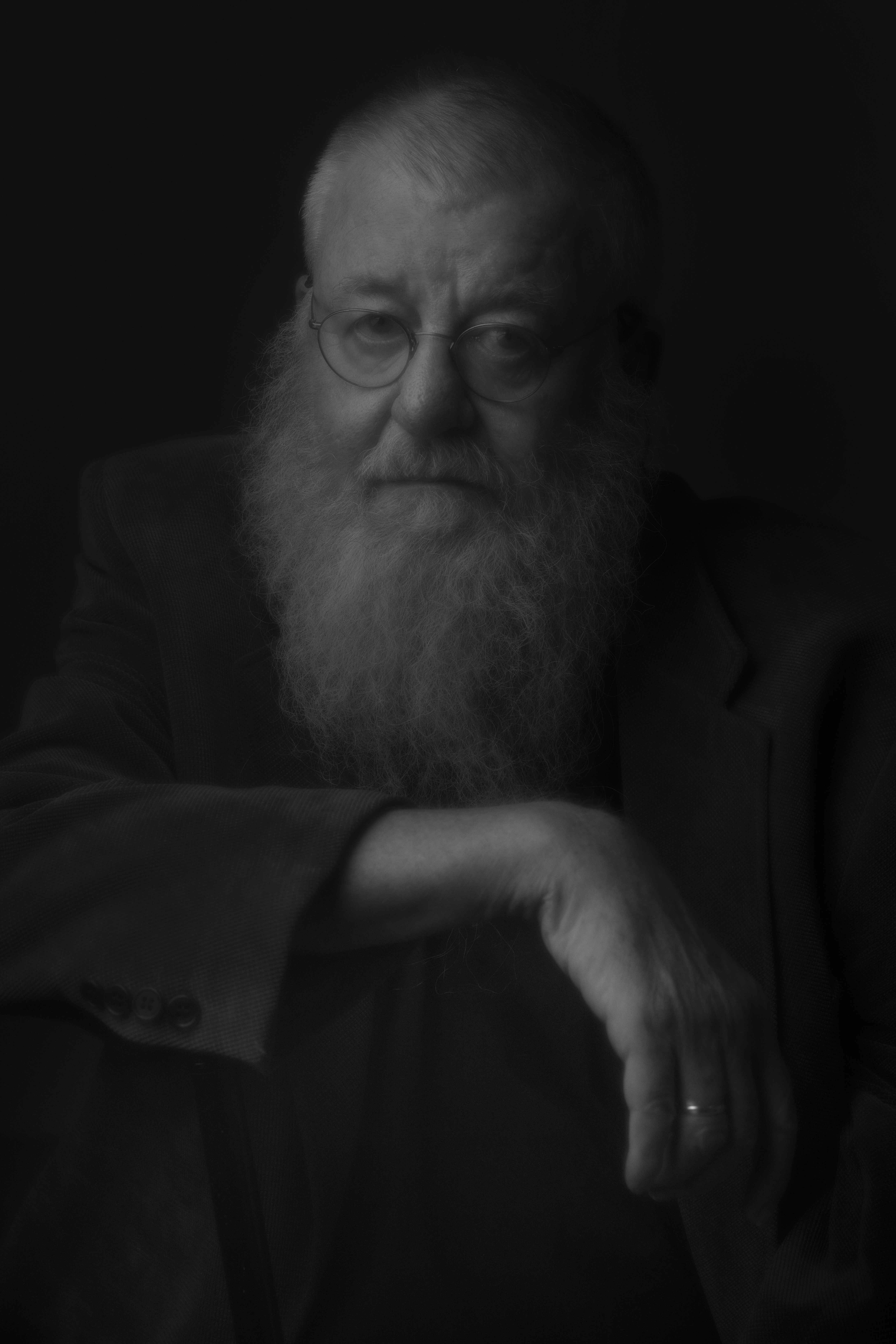 Jon Eberson har vært en sentral skikkelse i norsk musikkliv siden 1970-tallet og regnes som en av landets mest særpregede gitarister. Med såkornstipendet skriver han ny musikk til trioen Eberson, der han utforsker et «vakkert mørke» med klare og vrengte klanger i et enkelt format. «Selv om jeg snart er 73 år, stopper ikke ideene – de vokser i styrke og dybde.» Foto: Julia Marie Naglestad