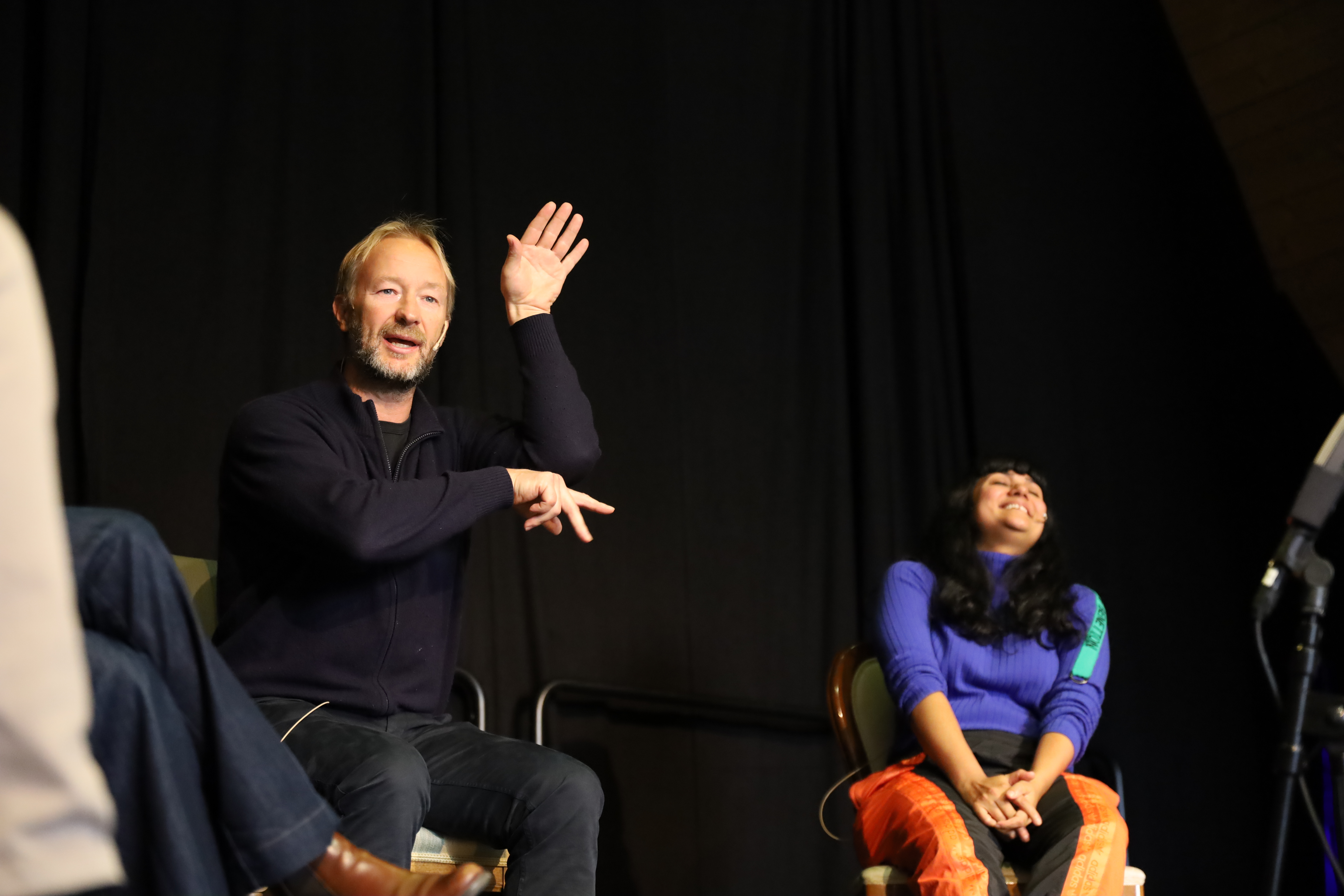 Kjetil André Aamodt på scenen med artist Samsaya under Frilansfrokost om prestasjonskultur og psykisk helse, arrangert av Creo, ﻿Musikkontoret Møst, Samspill og Nordic Black Theatre på Salt i 2020. Foto: Karstein Grønnesby