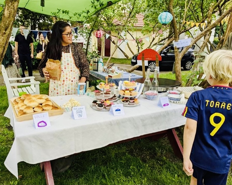 Jorunn Lamson bak disken i kiosken som settes opp under festivalen. ﻿Foto: Privat