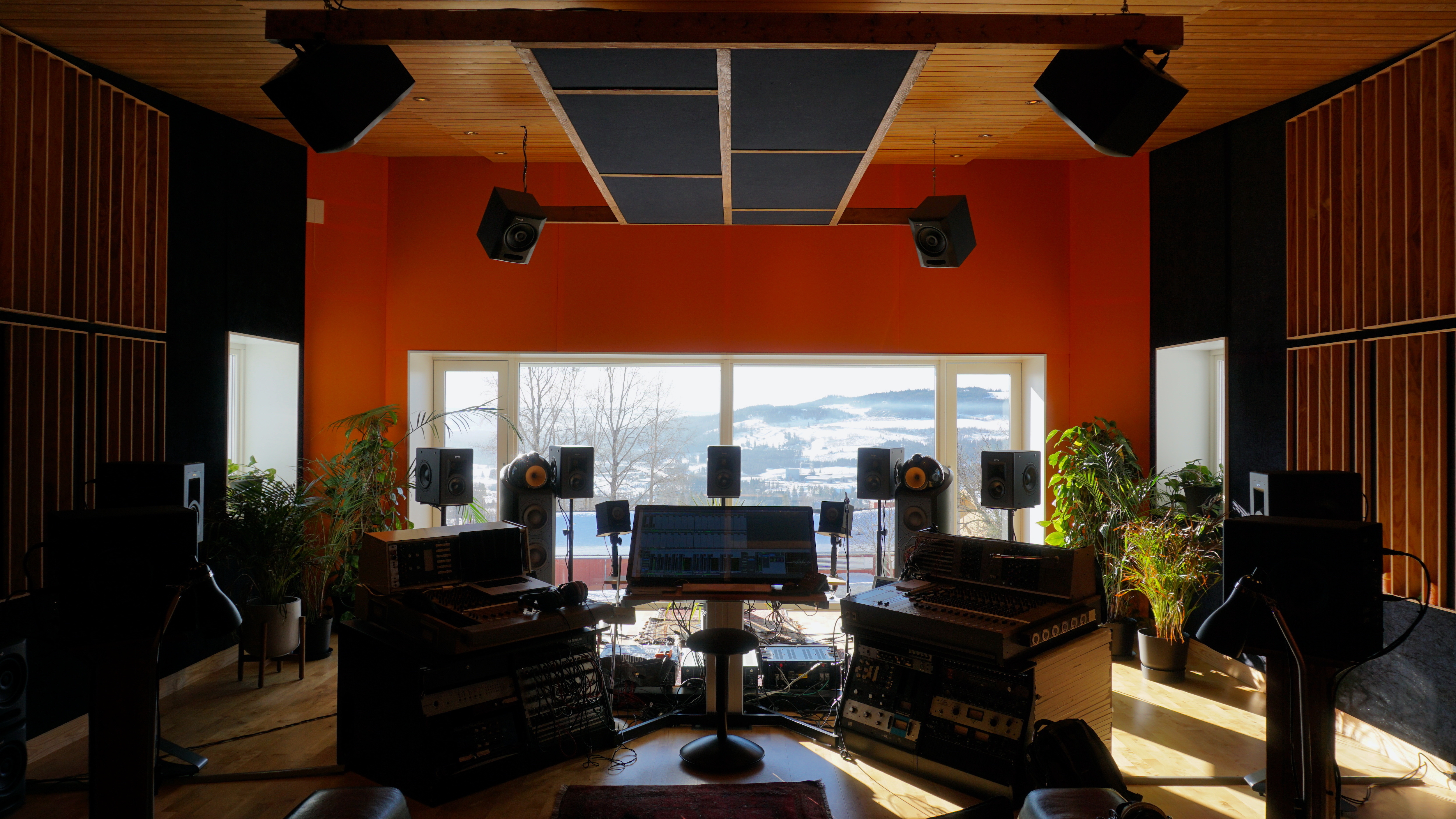 — Jeg er veldig glad i mine Tore Seem-miksere (norskbygde miksere for nordisk tv og radio i sin tid). De bruker jeg hele tiden for å farge i opptaksprosessen, eller ved miks og mastering. Kombinasjonen av noe vintage hardware sammen med den nyere Dolby Atmos-teknologien er, for meg, et godt sted å være, sier Andréen. Foto: Sven Andréen