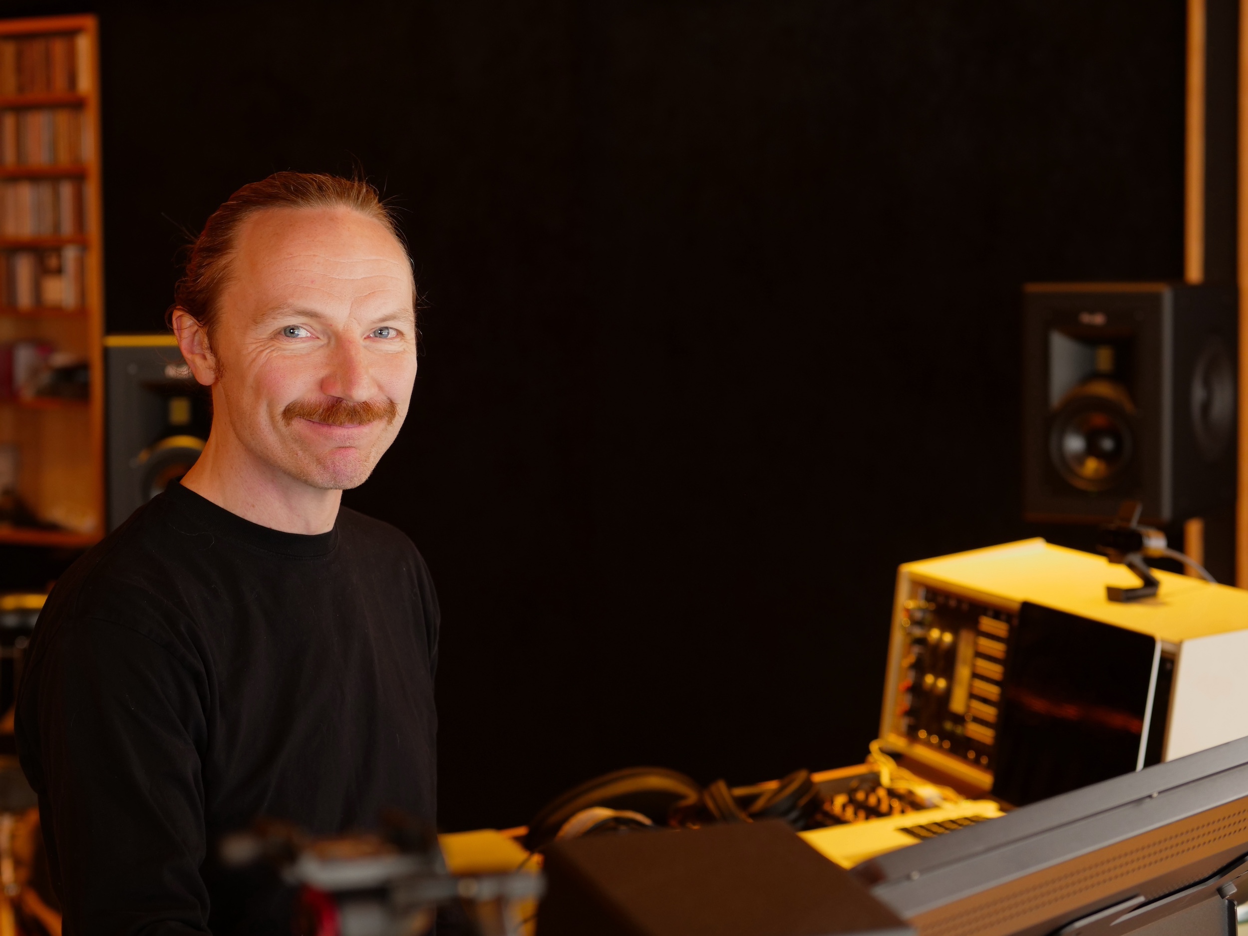 Sven Andréen driver studioet og indielabelet Klokkereint i Gjøvik. Han er opprinnelig trommeslager og har spilt i band siden han var 12 år gammel. Foto: Mattis Myrland