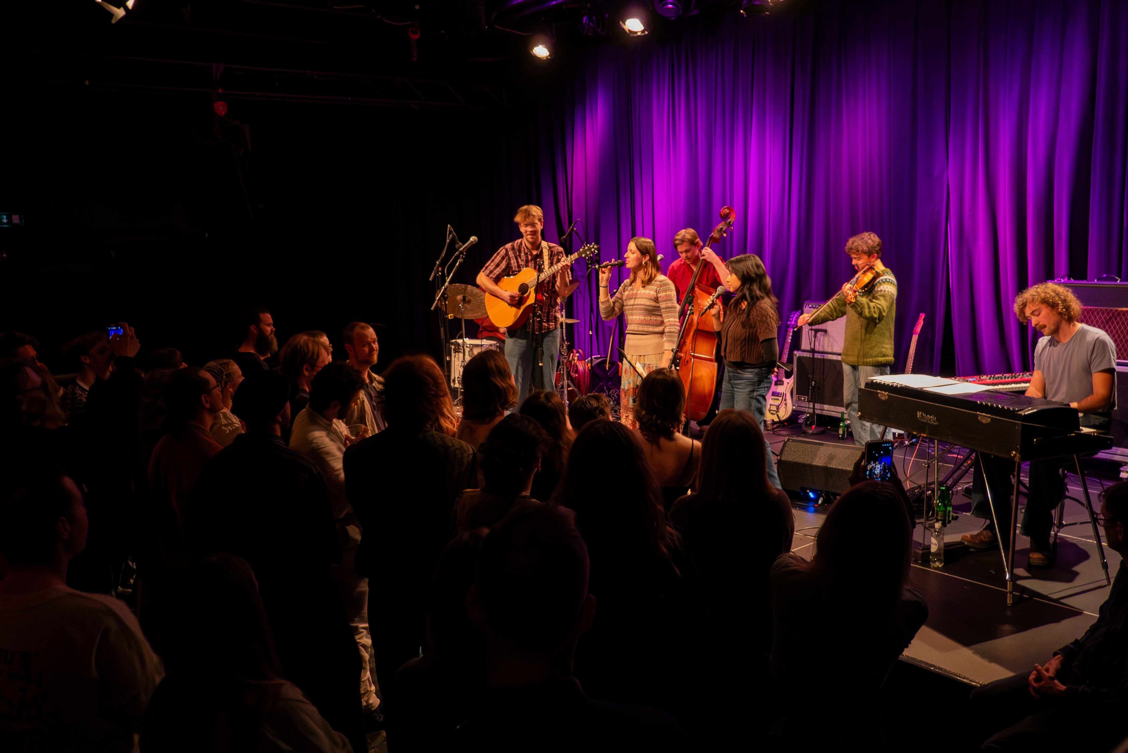Konsert med bandet Bare Folk i Studio USF i Bergen. For arrangører handler mye av markedsføringsarbeidet om å gjøre konsertopplevelsen synlig og relevant for ulike publikumsgrupper - både digitalt og fysisk. Foto: Helene Goe