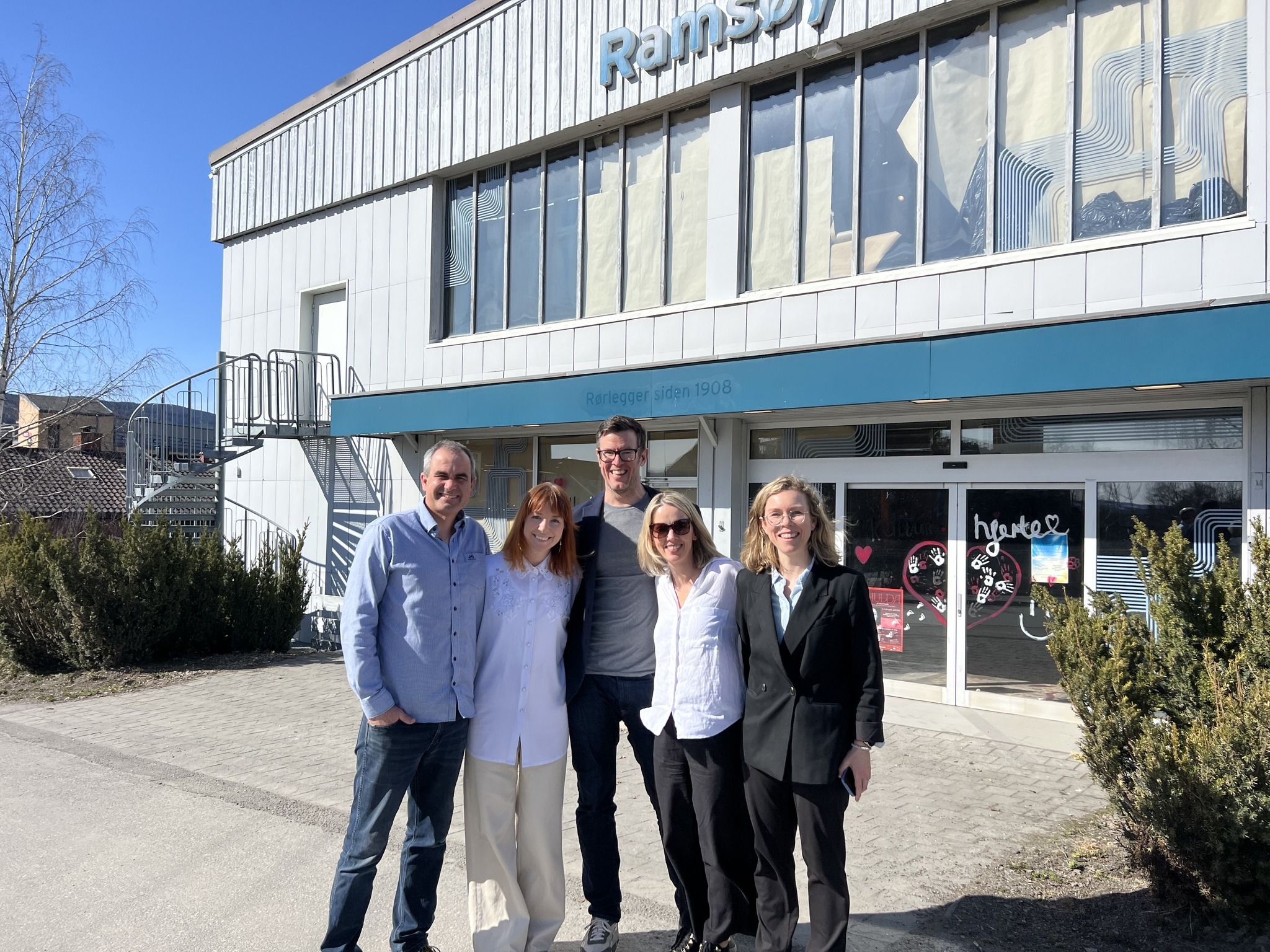 En tidligere rørleggerforretning i Lillehammer bygges nå om til Kulturhjerte, et kreativt kraftsenter for ungdom som skal stå ferdig høsten 2025. Her er Kulturrom på besøk. Foto: Kulturrom