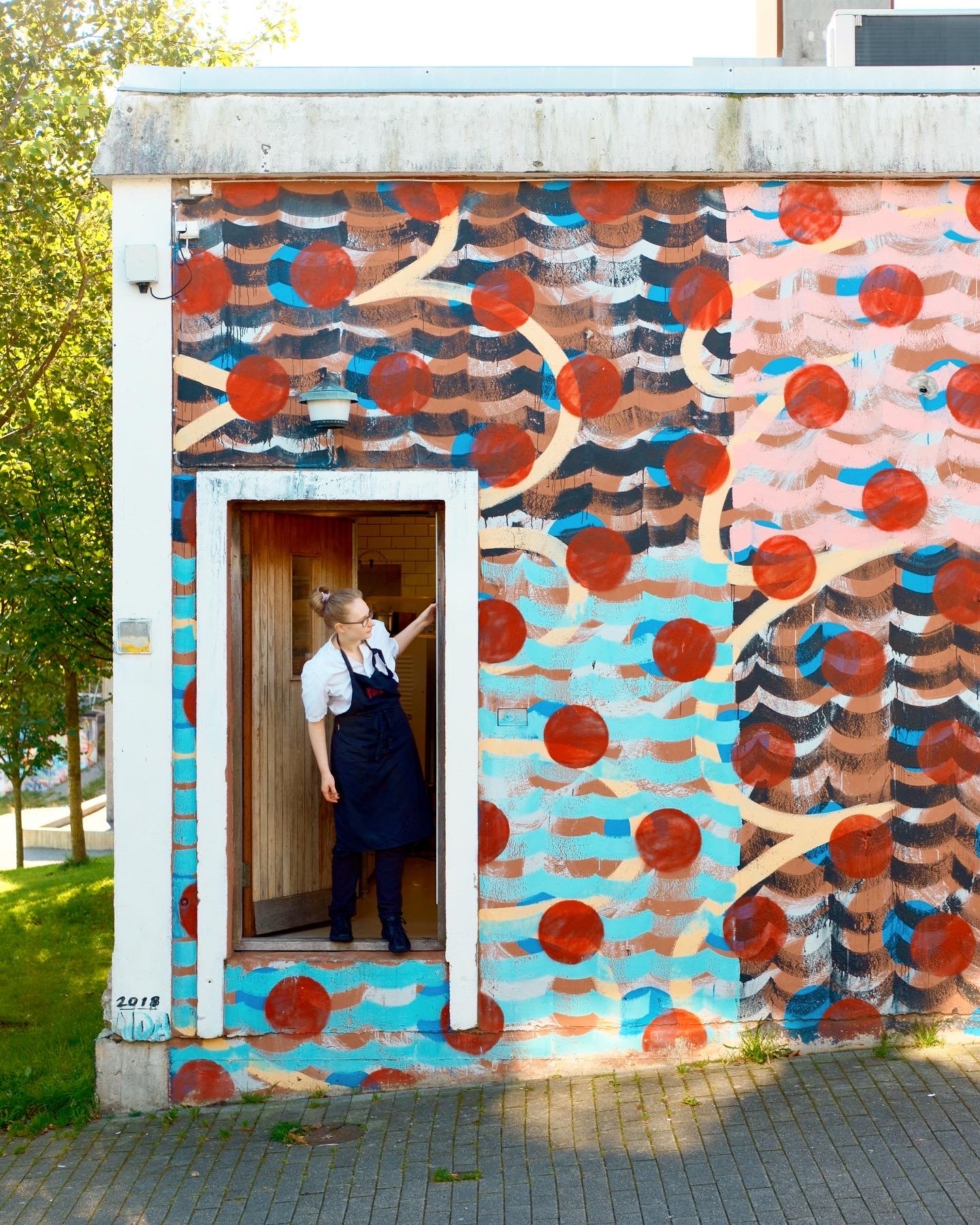 Kokken på Fortou, et av fem spisesteder på Tou, venter på sine gjester. Foto: Kenneth Bjerga