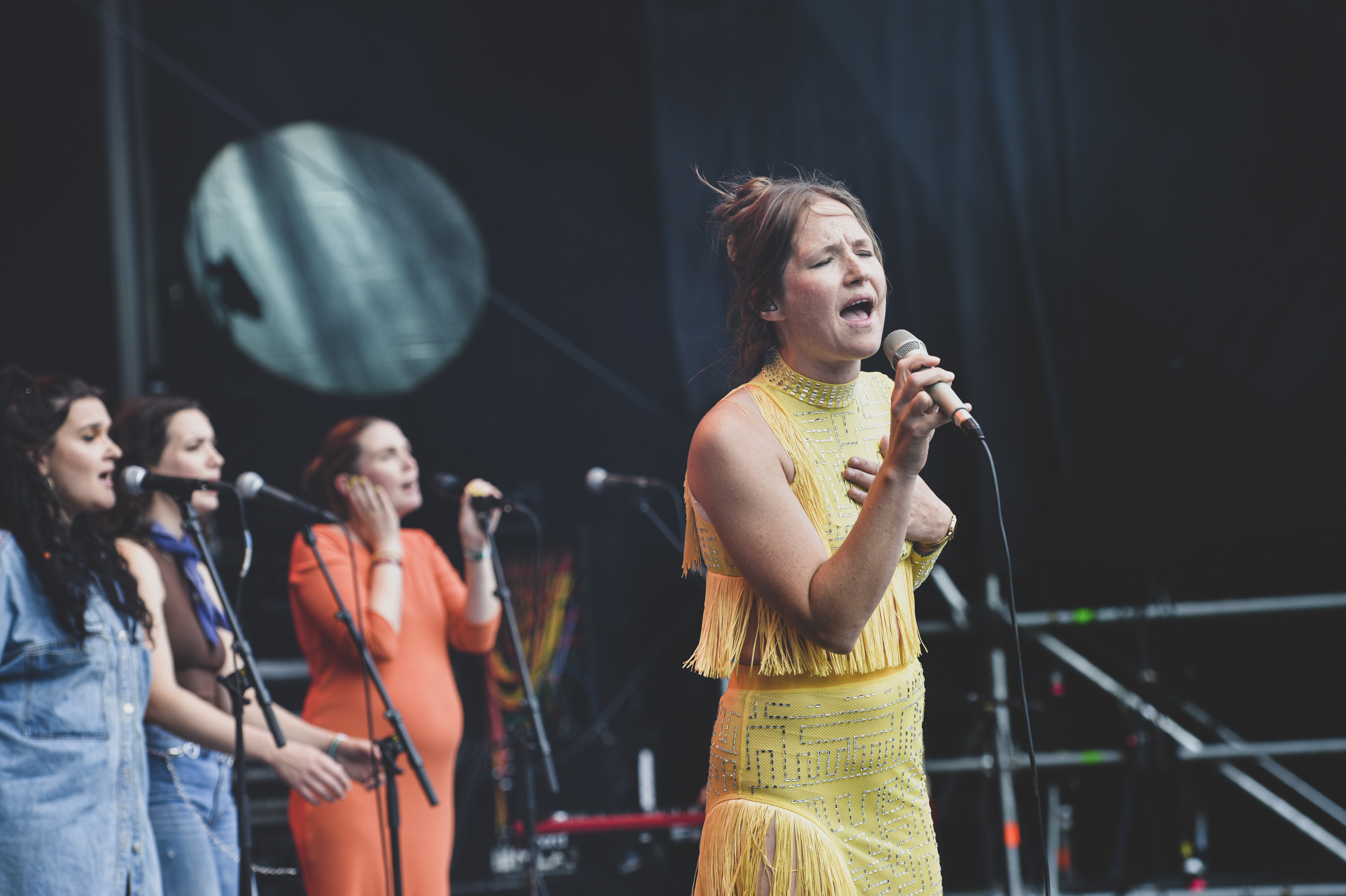 Malin og samboeren er løsningsorienterte. Får hun et spennende konserttilbud kan hun takke ja, og så må de bare finne en løsning. Her er hun på scenen under Øyafestivalen i Oslo. Foto: Solveig Selj
