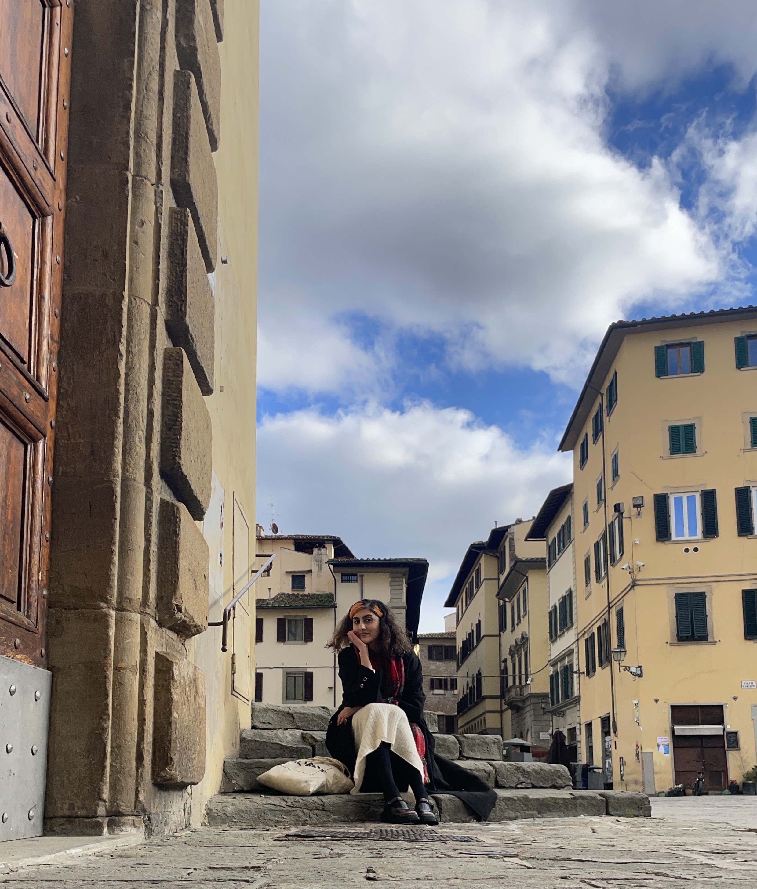 Namra Saleem i Santo Spirito-området i Firenze, hvor hun tilbrakte to uker på skriveopphold. Foto: Privat