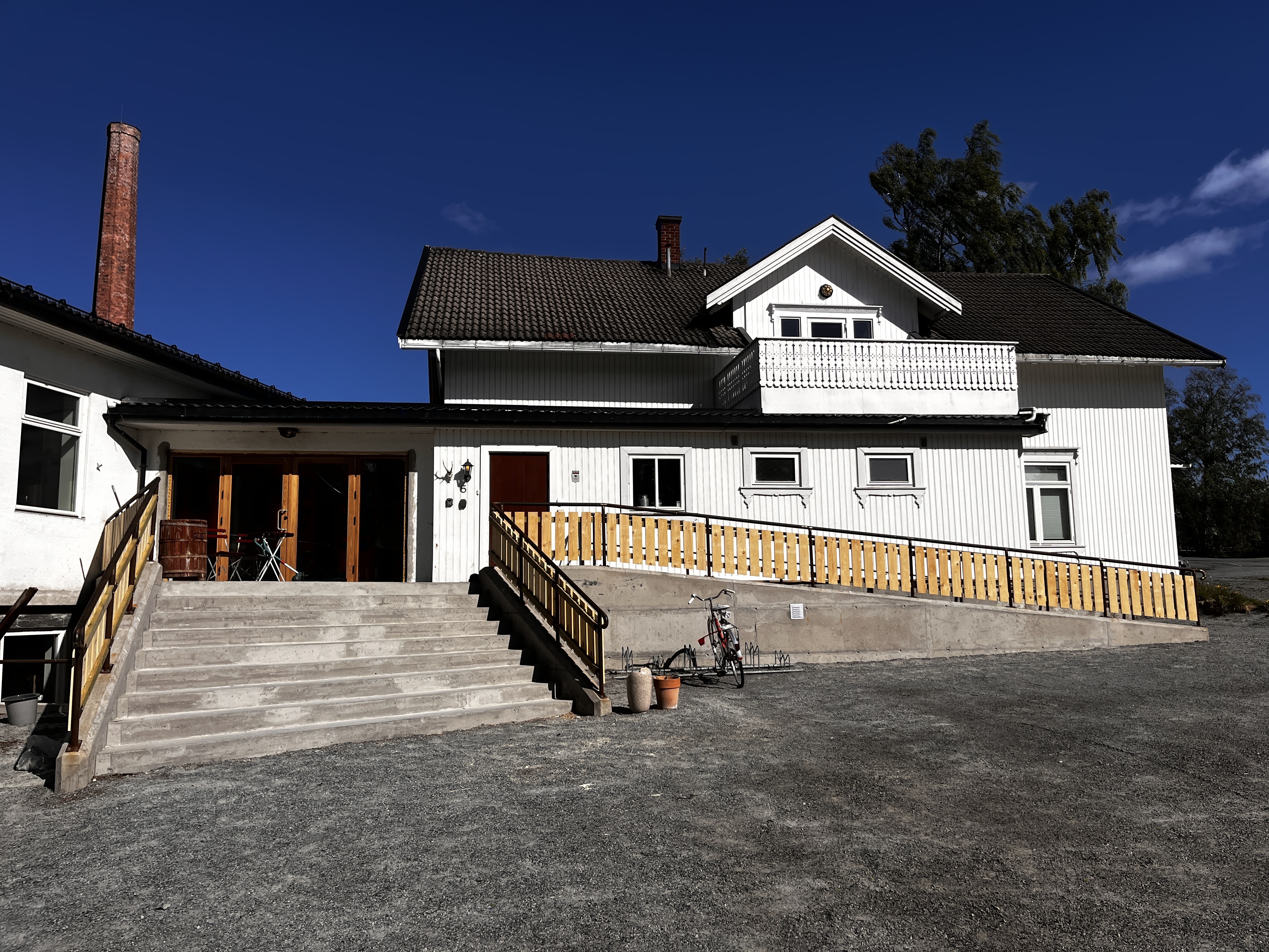 Universelt utformet inngangsparti på plass foran Børsen Kulturhus. Foto: Håvard Skaset