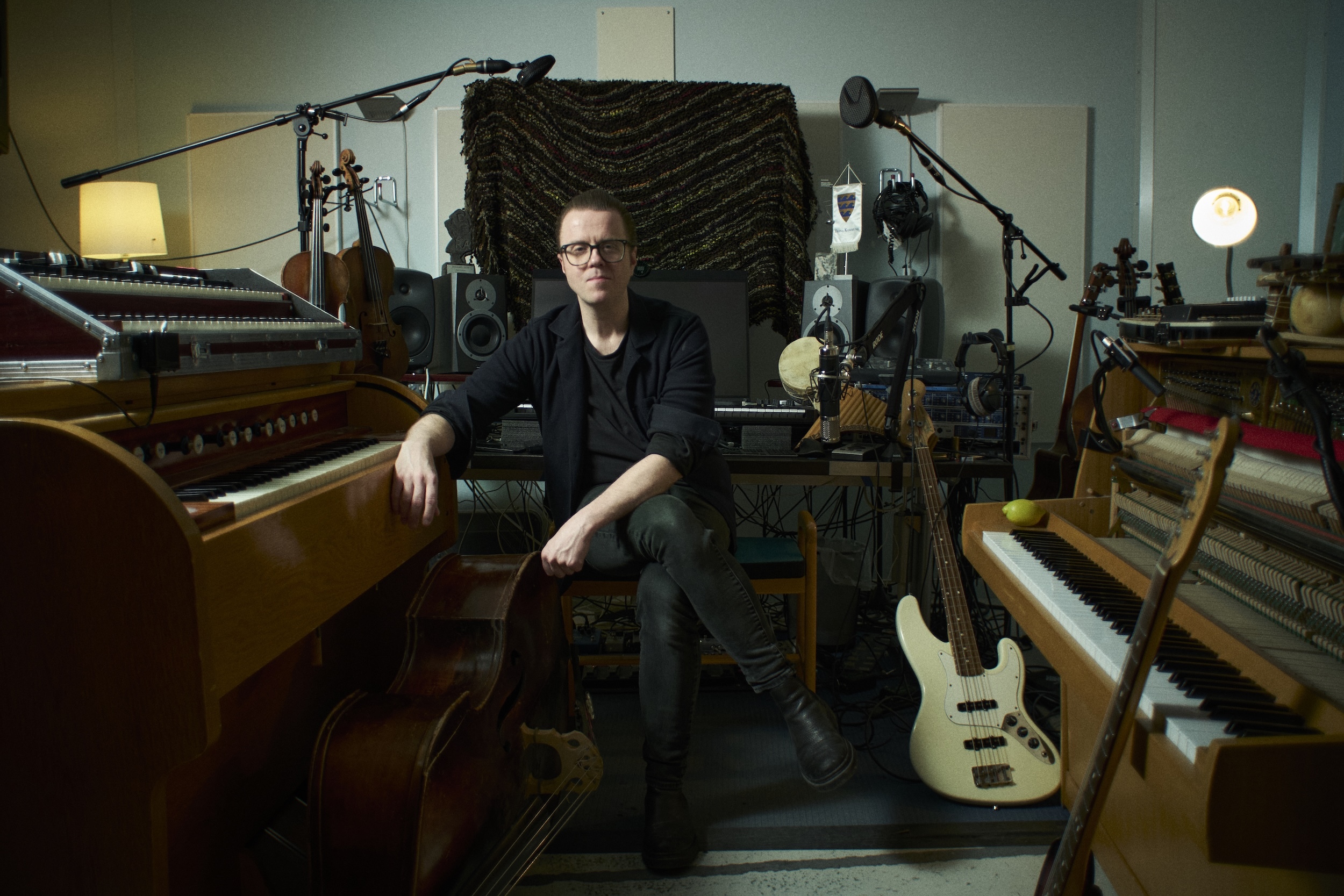 Ola Kvernberg i studio. For ham bygges lojalitet ikke på klipp i feeden, men på scenen – kveld for kveld, plate for plate. Foto: Hallvar Bugge Johnsen