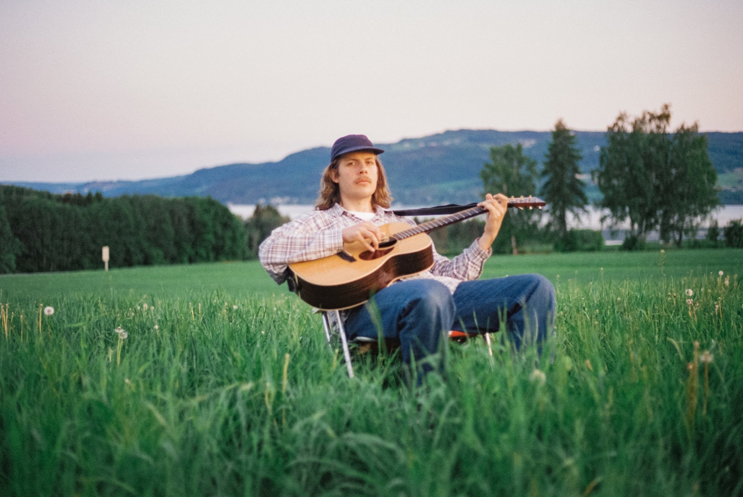 Prisbelønte Ole Kirkeng skriver låter som henter inspirasjon fra både klassisk americana og moderne visetradisjon. Foto: Magnus Jovik