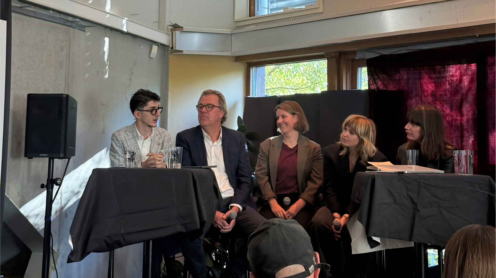 bilde av Mehmet Kaan Innan, Øystein Aurlien, Anja Nylund Hagen, Thea Glenton Raknes, Stine Mari Røverdatter på scenen. Foto: Siw Andersen