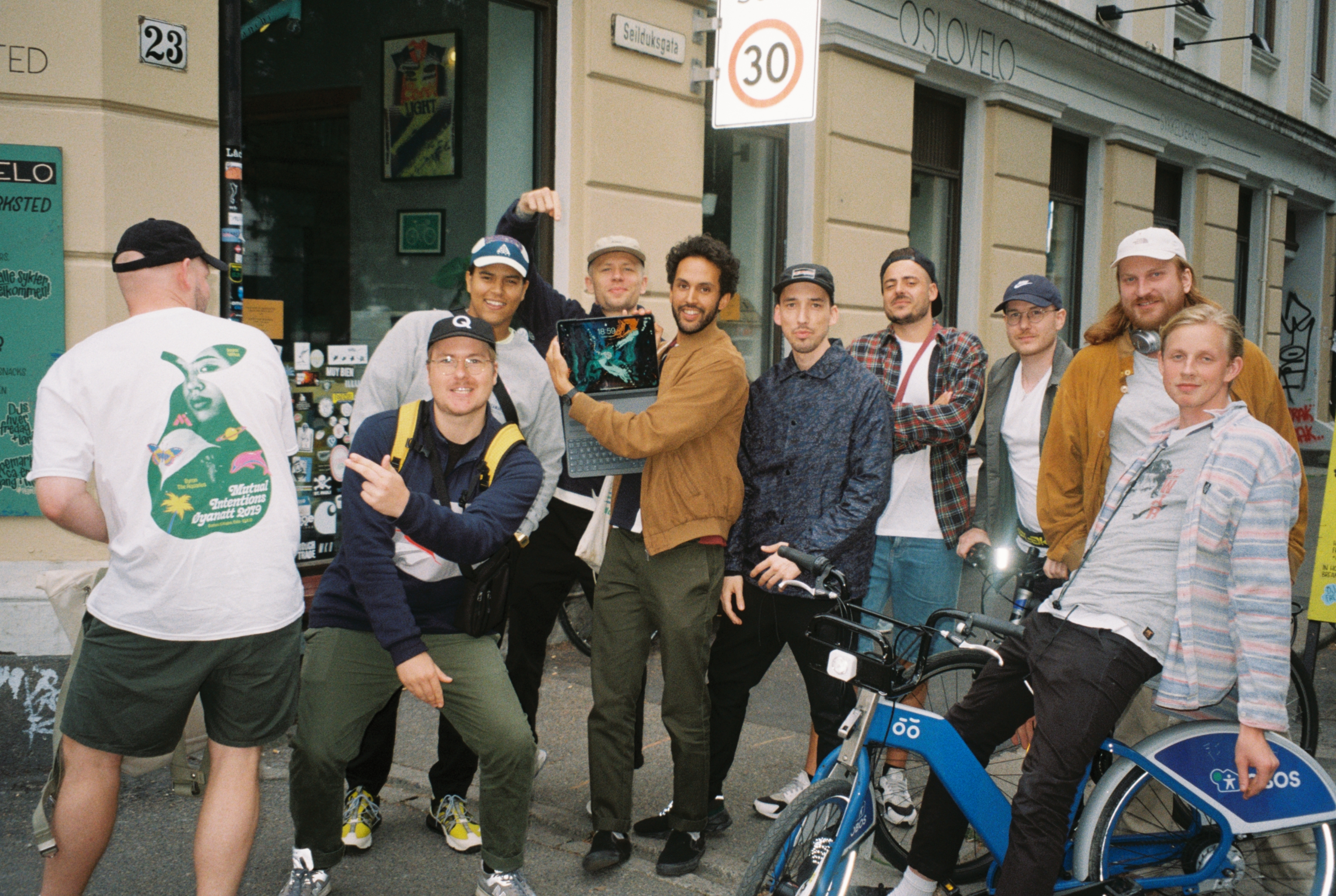 Mesteparten av gjengen som startet kollektivet Mutual -utgangspunktet for det som ble labelet Mutual Intentions. Foto: Privat