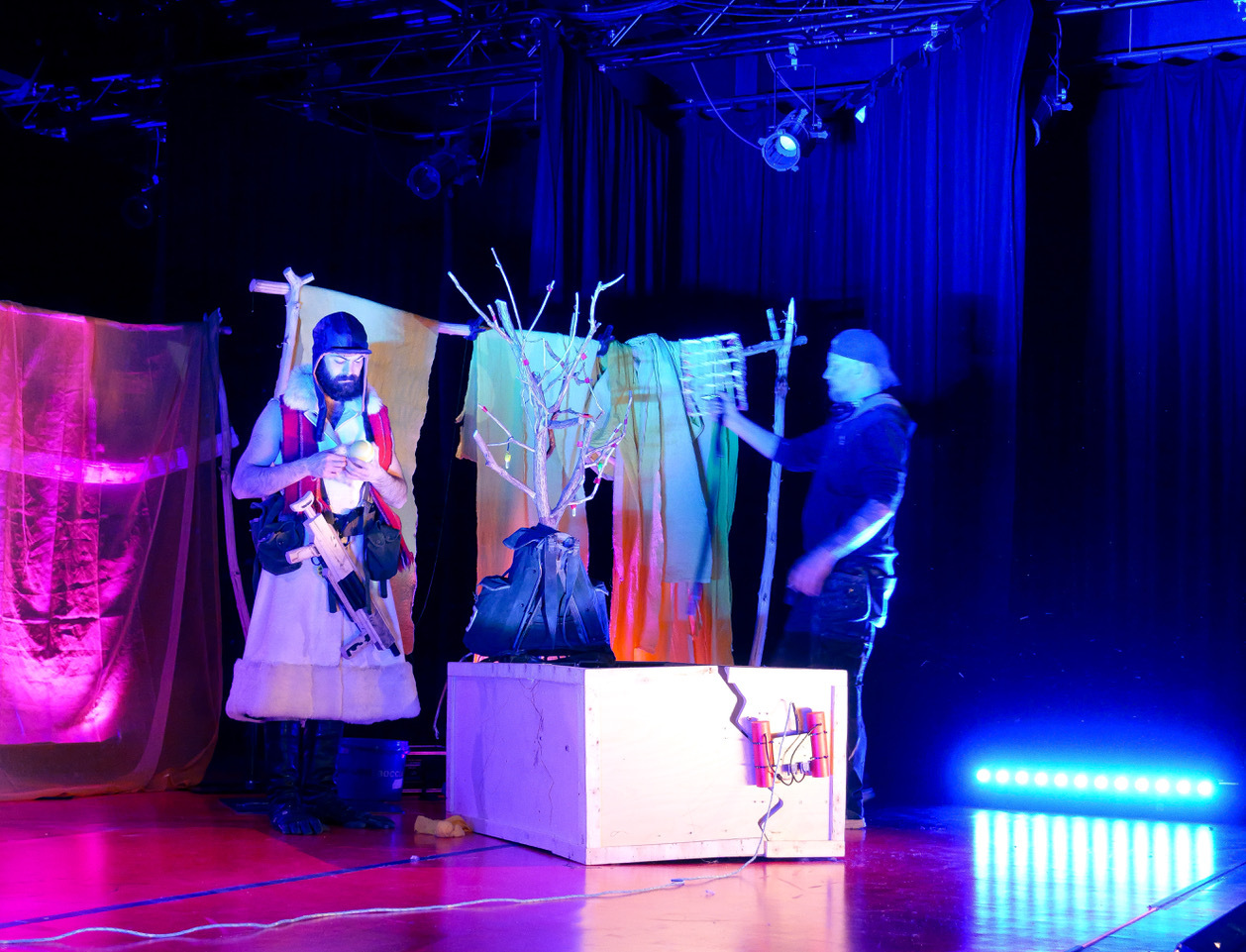 Scenen i Samvirket blir brukt til forestillingen «Wake Orwell & Iranu». Sebastian Warholm og Jan Tjønneland er avbildet her.  Foto: Pernille Rivedal Hellevik