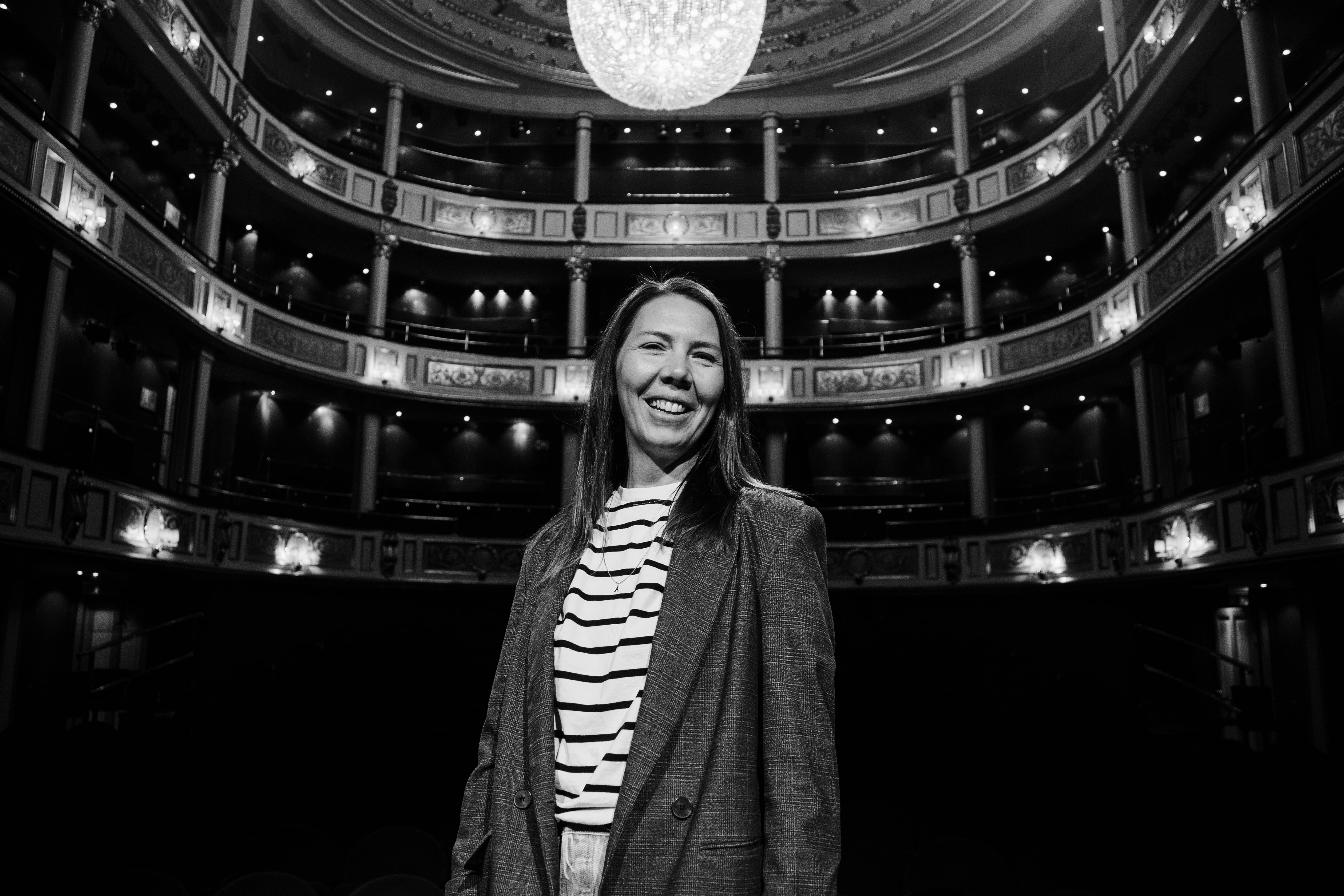 Rachel Stanger er leder for marked, program og strategi i Drammen Scener, som omfatter blant annet Union Scene og Drammens Teater. Her tilpasses promoteringen til ulike arrangementer, målgrupper og formater. Foto: Woah Media