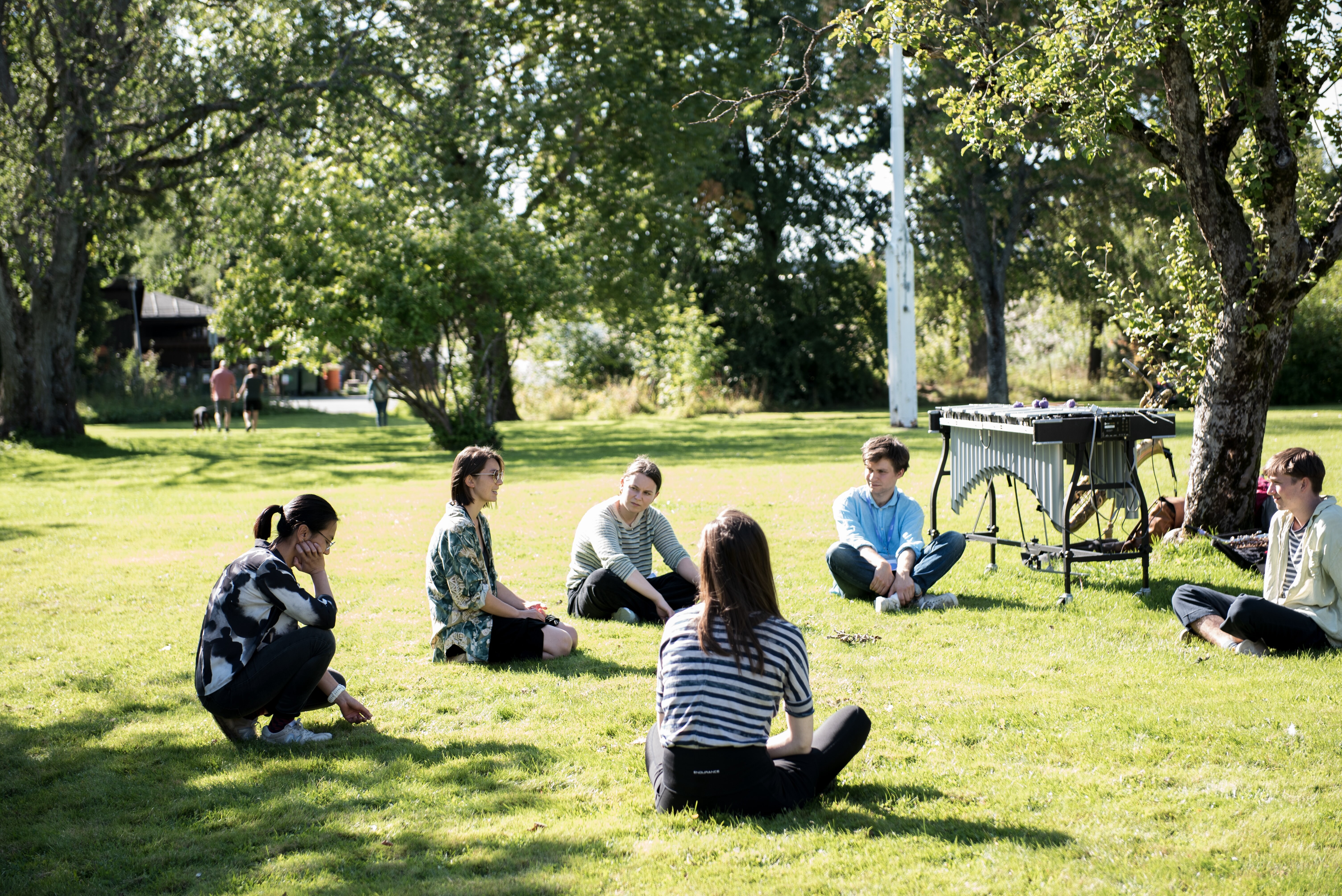RKK ligger ved Trondheimsfjorden, blant parker og store trær. Bildet fra Dans/musikk workshop, Kunstfest Rotvoll 2021.  Foto: Olga Bushueva