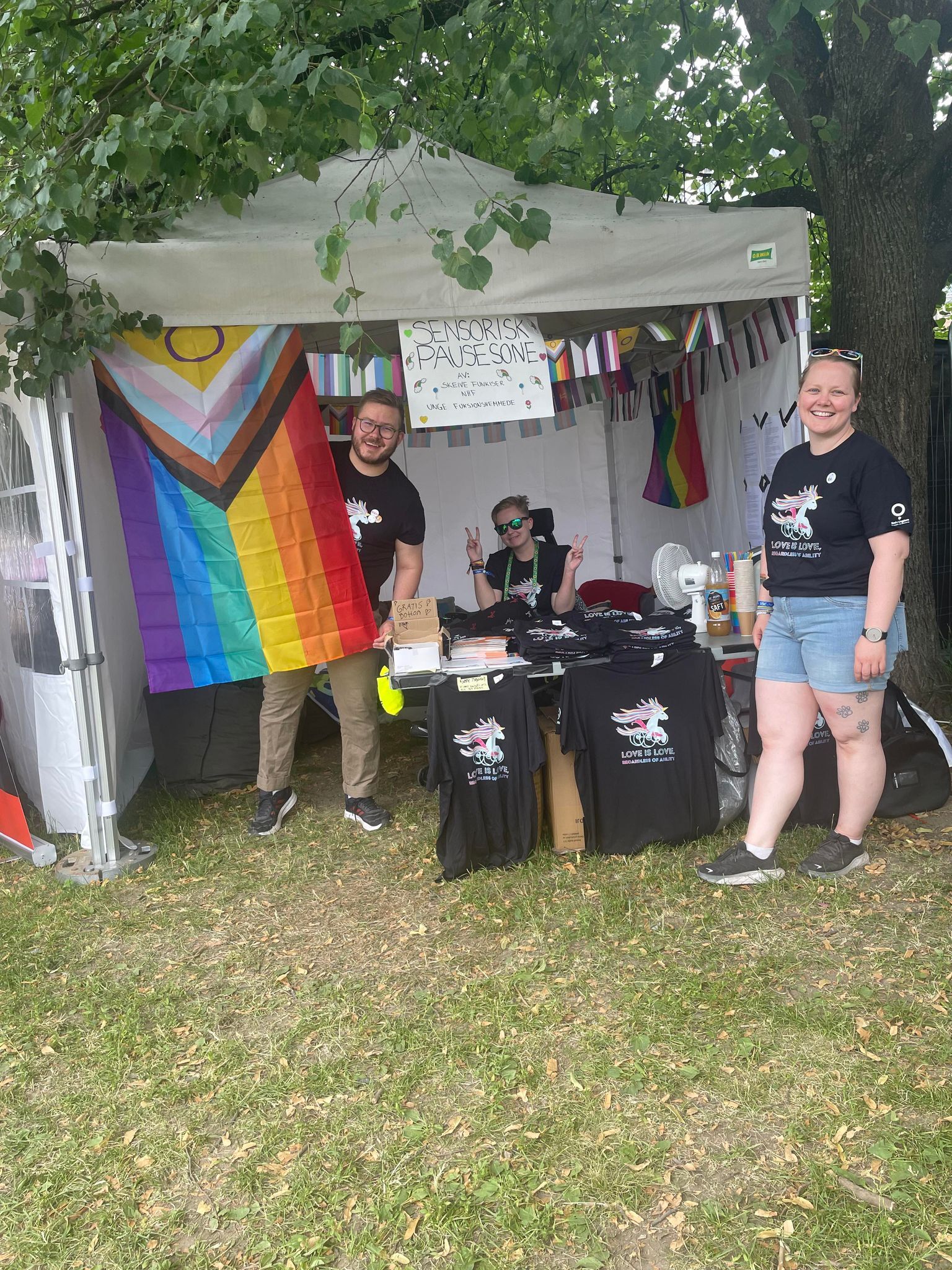 Frivillige fra Skeive funkiser i den sensoriske pausesonen på Oslo Pride i 2023. Foto: Ingrid Thunem