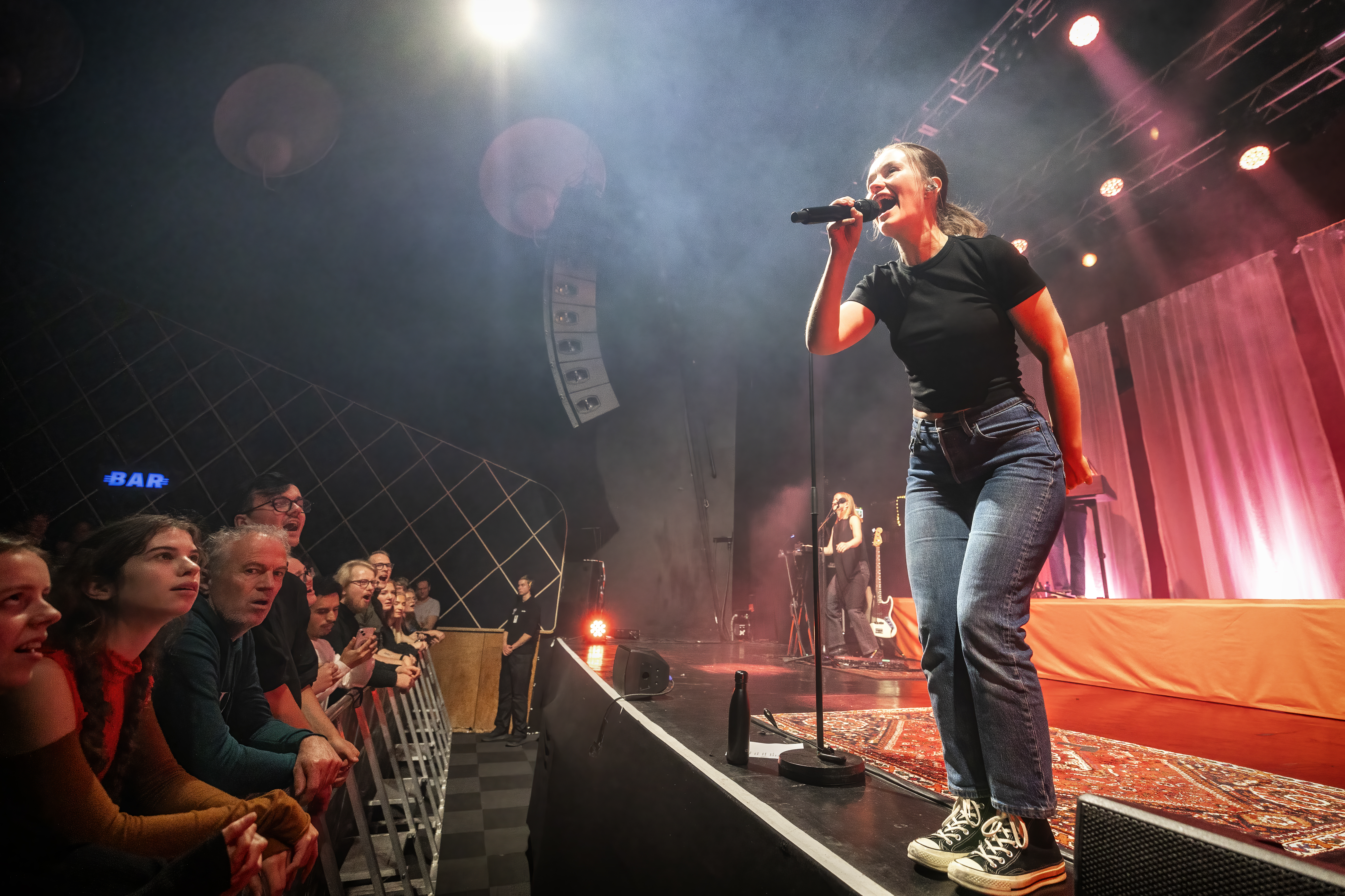 Sigrid er blant de store suksessene i Made-stallen. Her spiller hun for et fullsatt Sentrum Scene i Oslo høsten 2023. ﻿Foto: ﻿Terje Dokken / Gonzales Photo / NTB