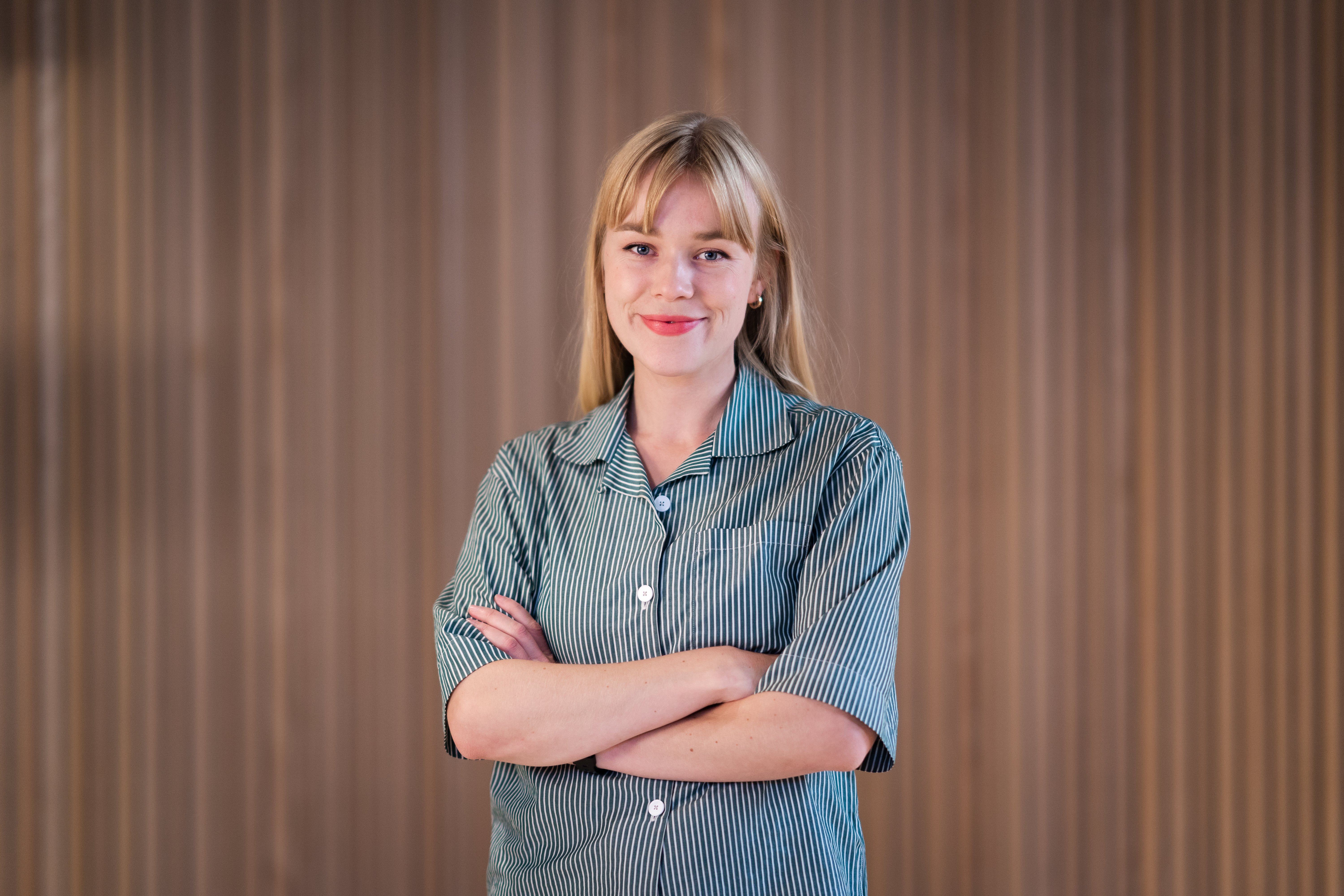 Siri holden står foran en vegg