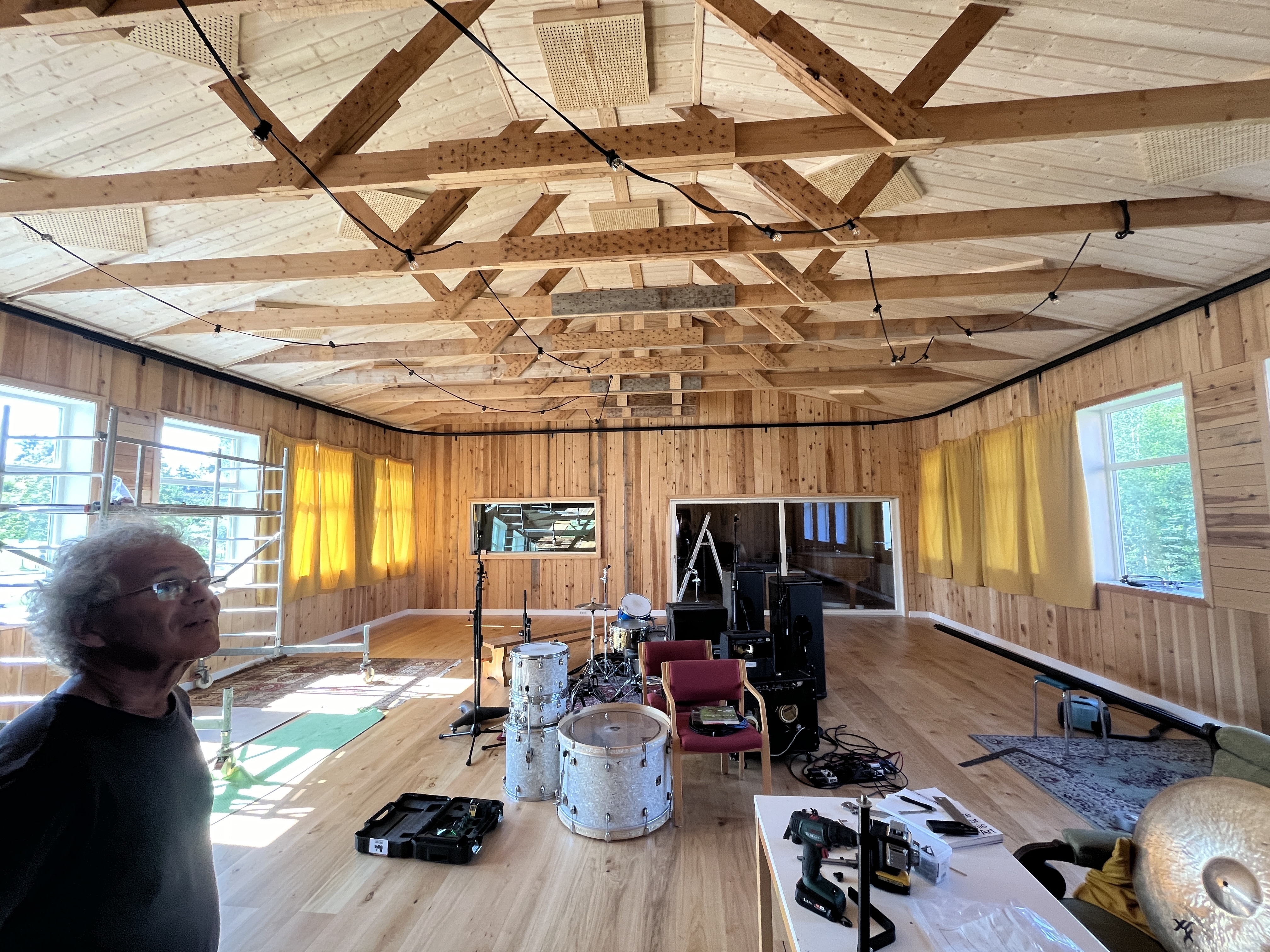 I taket monteres skinner til teppene.  Foto: Håvard Skaset