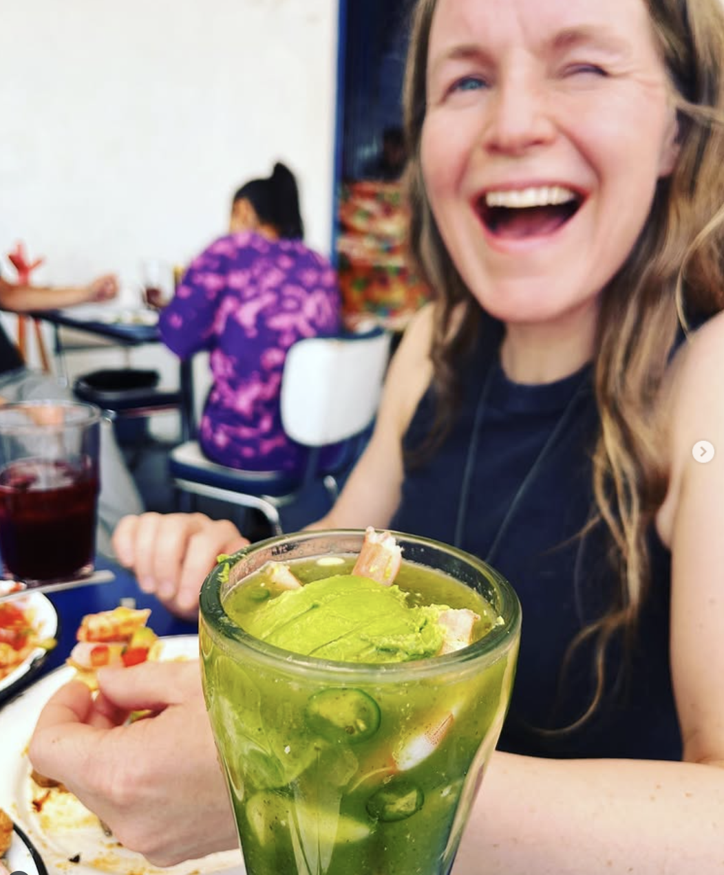 Guro Skumsnes Moe på turné i Mexico 2023. Musikerparet elsker å smake nye matretter og drikke når de er på turné. De har tidligere trykket opp en turnédagbok med oppskrifter de har samlet på veien. Foto: Håvard Skaset