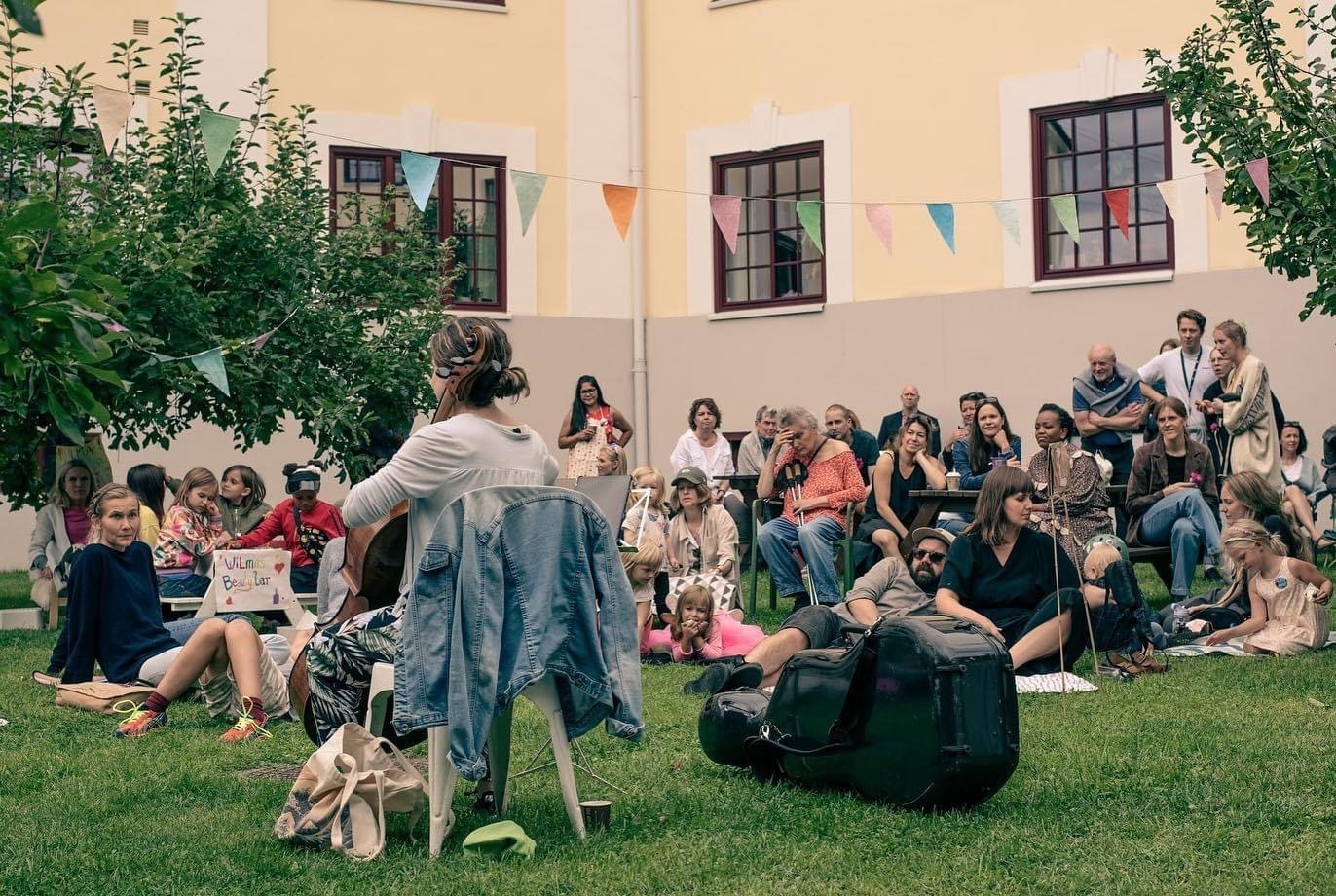 Ildsjel Jorunn Lamson mener Nabolagsfestivalen har vært med på å løfte naboskapet i borettslaget. Festivalen som startet opp under pandemien har blitt en årlig happening med 150-200 publikummere. Foto: Fred Damiens