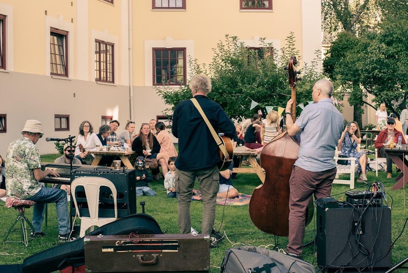 Dugnadsånden lever i beste velgående, for det var ikke vanskelig å få med naboene på laget. Folk bidro med alt fra å lage kiosk og bruktmarked til å arrangere leker for barna. Foto: Fred Damiens