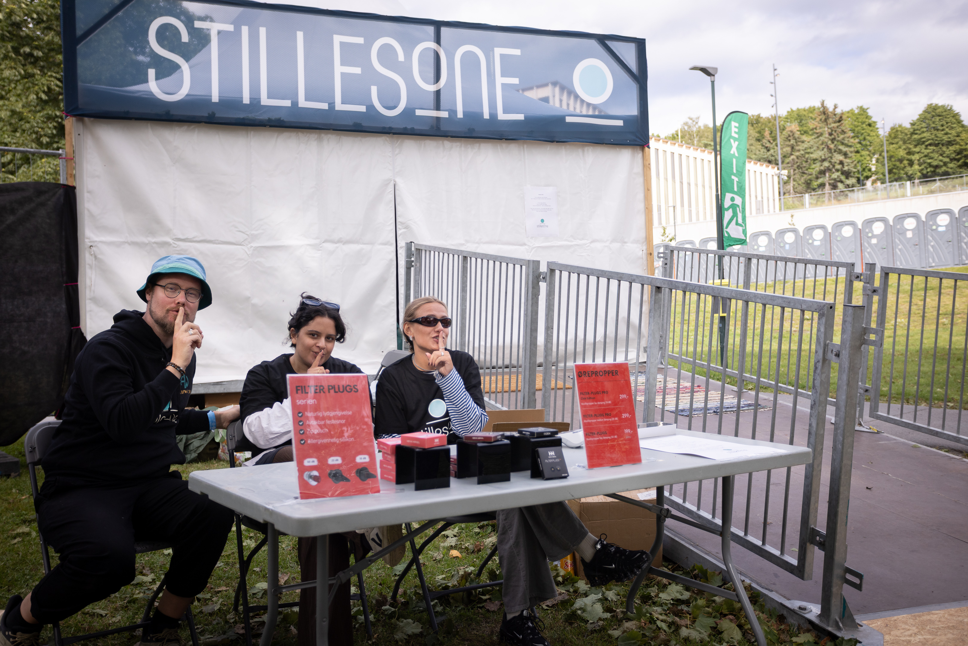 Inngangen til den sensoriske pausesonen på Øyafestivalen, bemannet av frivillige og tydelig merket for publikum. Foto: Thor Møller