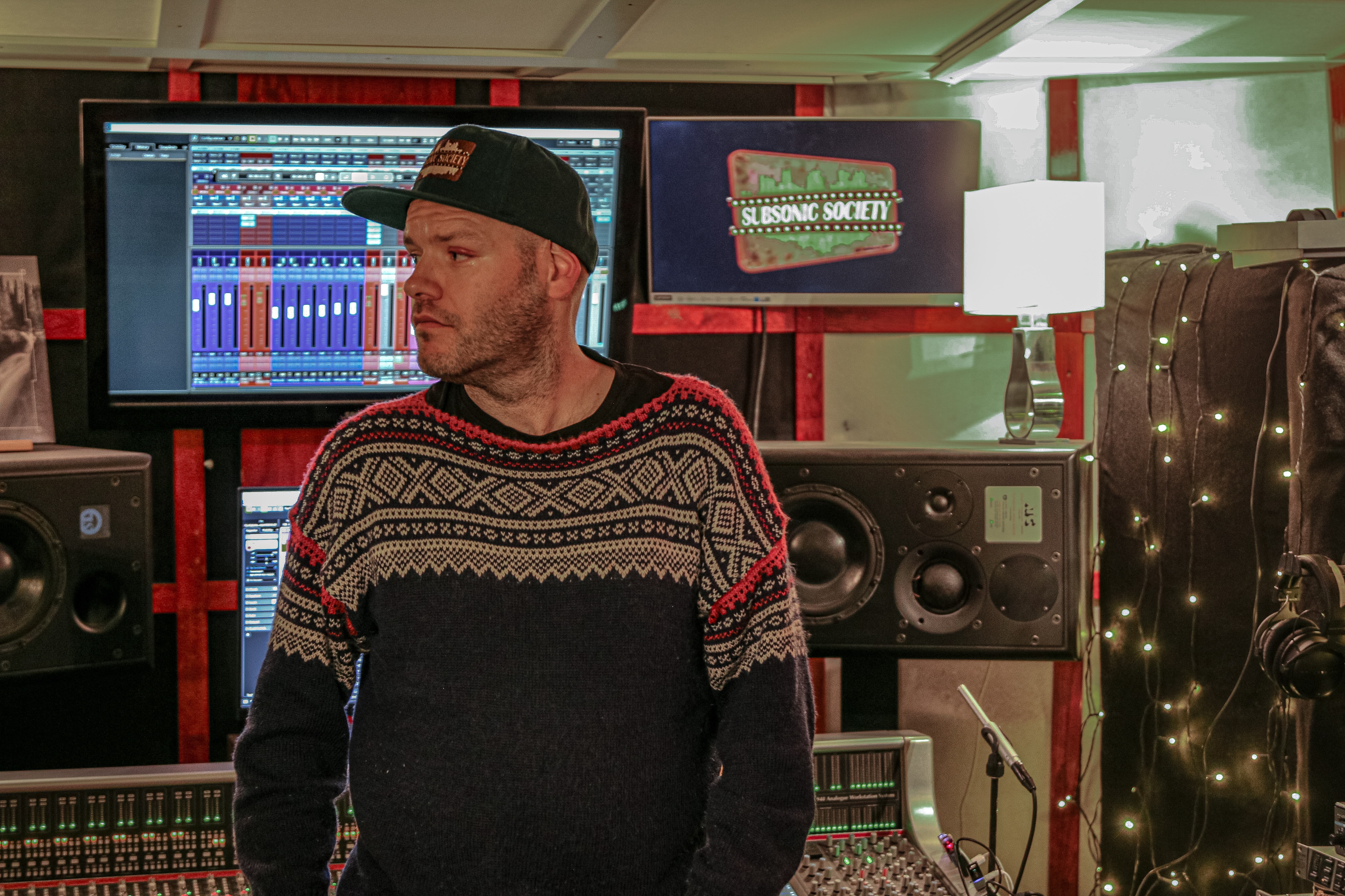 vegard sleipnes står foran miksepulten i Subsonic society studio
