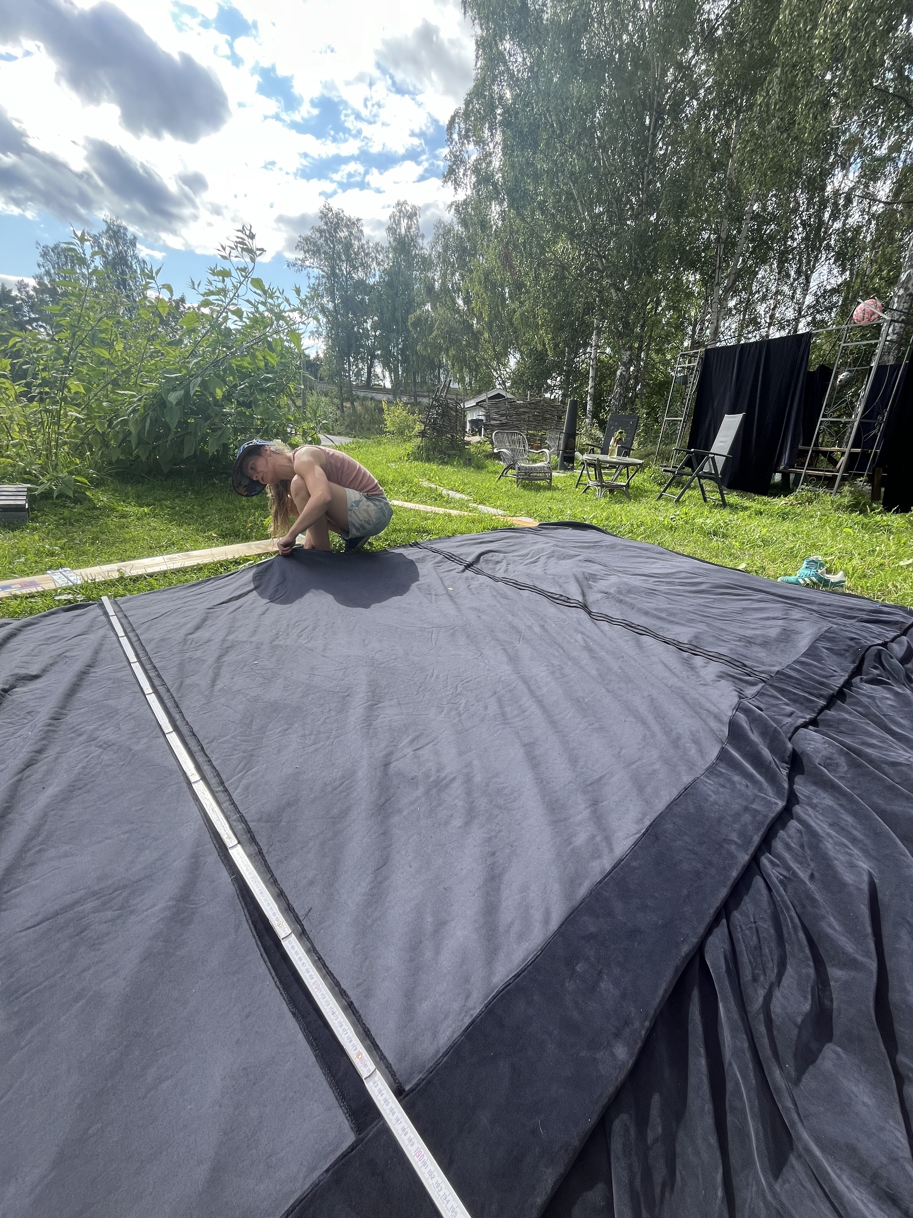 Guro har fått tak i rimelige scenetepper som sys om.  Foto: Håvard Skaset