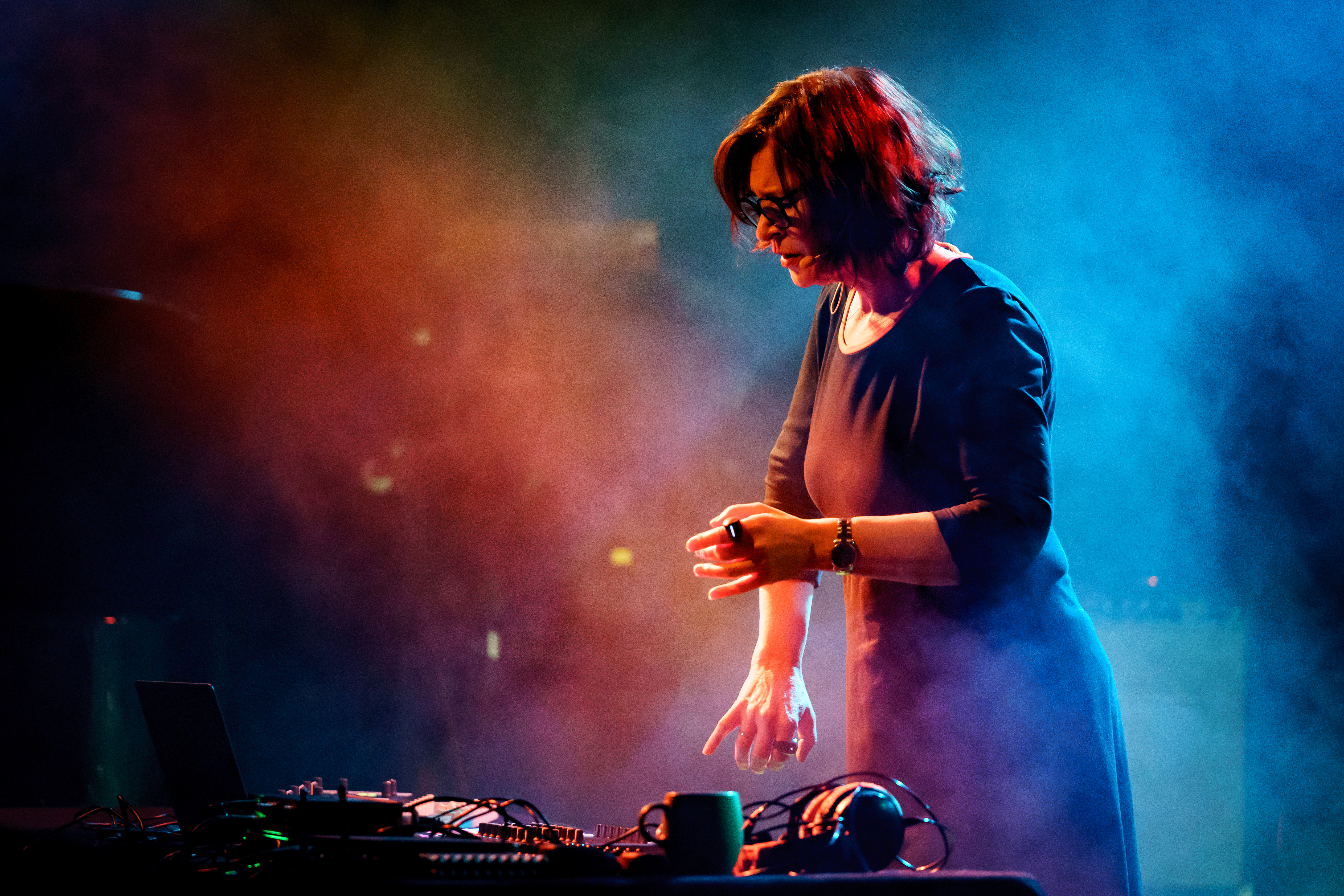 Tone Åse i aksjon på scenen. ﻿Foto: Thor Egil Leirtrø