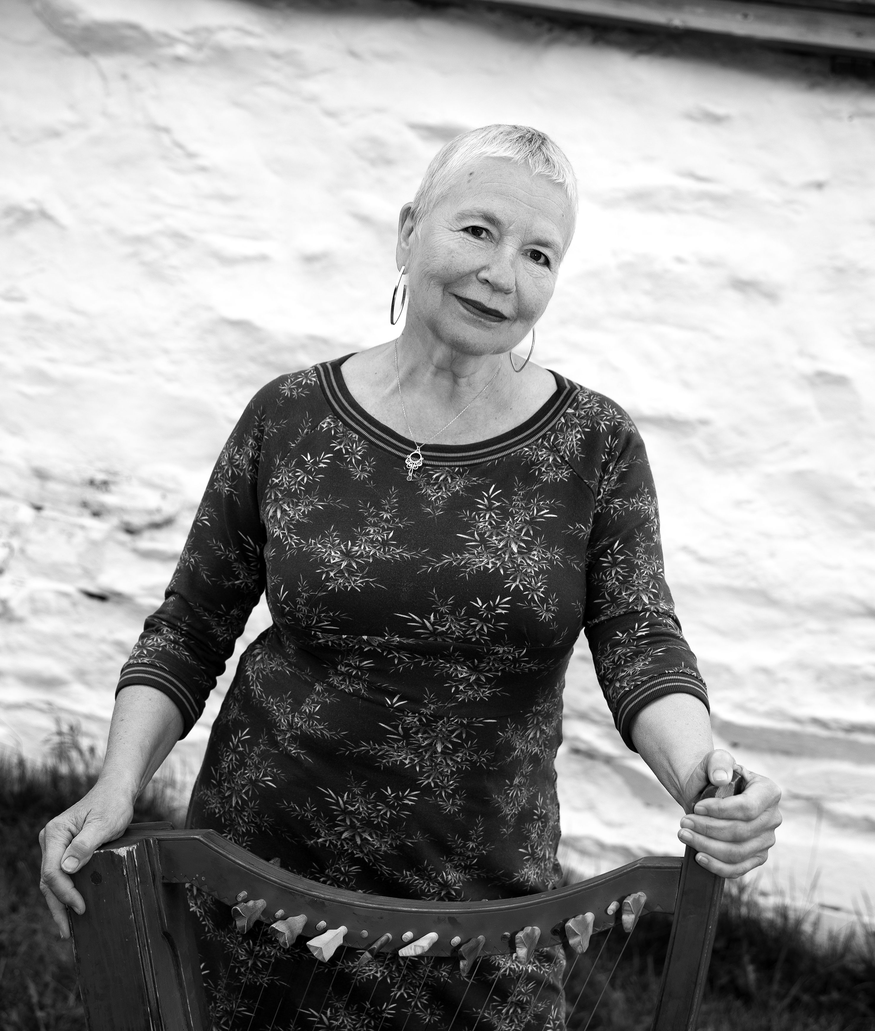 Tone Hulbækmo er sanger, musiker og komponist med en særpreget stemme og bruk av instrumenter som trøorgel og middelalderharpe. Hun har jobbet bredt – fra folkemusikk og middelaldermusikk til samtidsuttrykk – og har flere kritikerroste utgivelser og Spellemannpriser bak seg. Stipendet gir henne tid til å utvikle et nytt prosjekt basert på middelalderballader, der hun kombinerer norsk harpe og lyra med elektronikk, groove og en personlig «folkrap»-tilnærming i et moderne lydbilde. Foto: Ingrid Eide