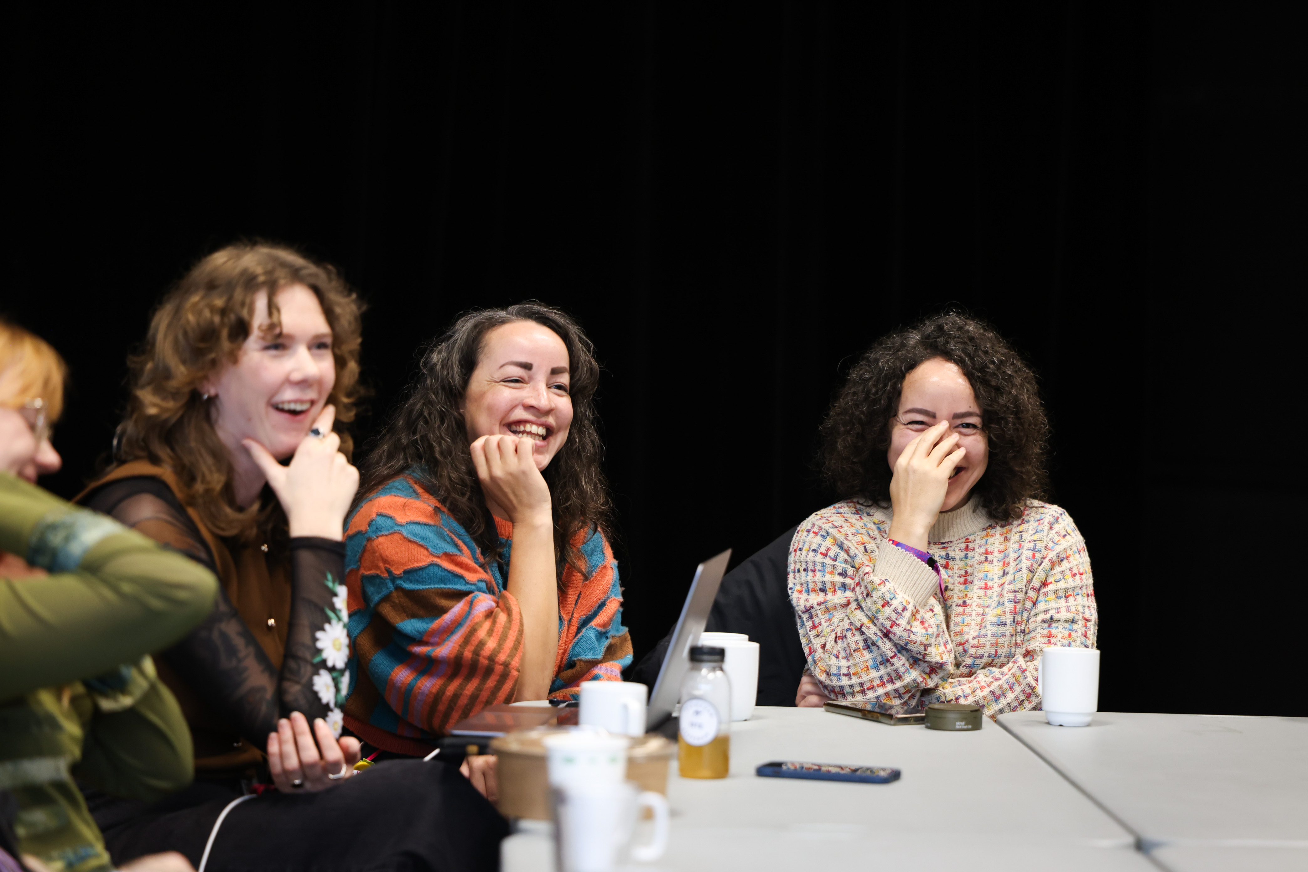 Monica og Lillian under en rundebordssamtale på Vill Vill Vest 2025. Til venstre sitter Jenny Ulleland fra Norske kulturarrangører. Foto: Øystein Haara
