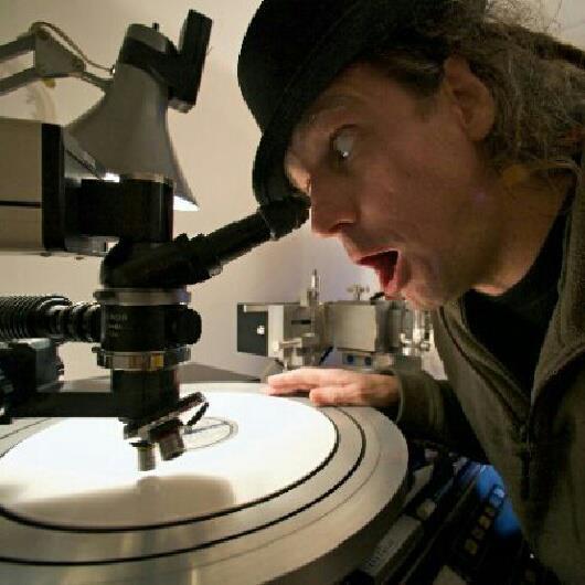 Tor Harald Degerstrøm mastrer for vinyl på Sobsonic Society.  Foto: Subsonic Society