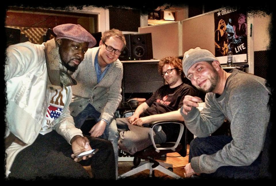 Wyclef Jean (The Fugees) sammen med Håvard Steigen, Nils Egil Langeland og Henrik Seip i Subsonic Studio.  Foto: Subsonic Society