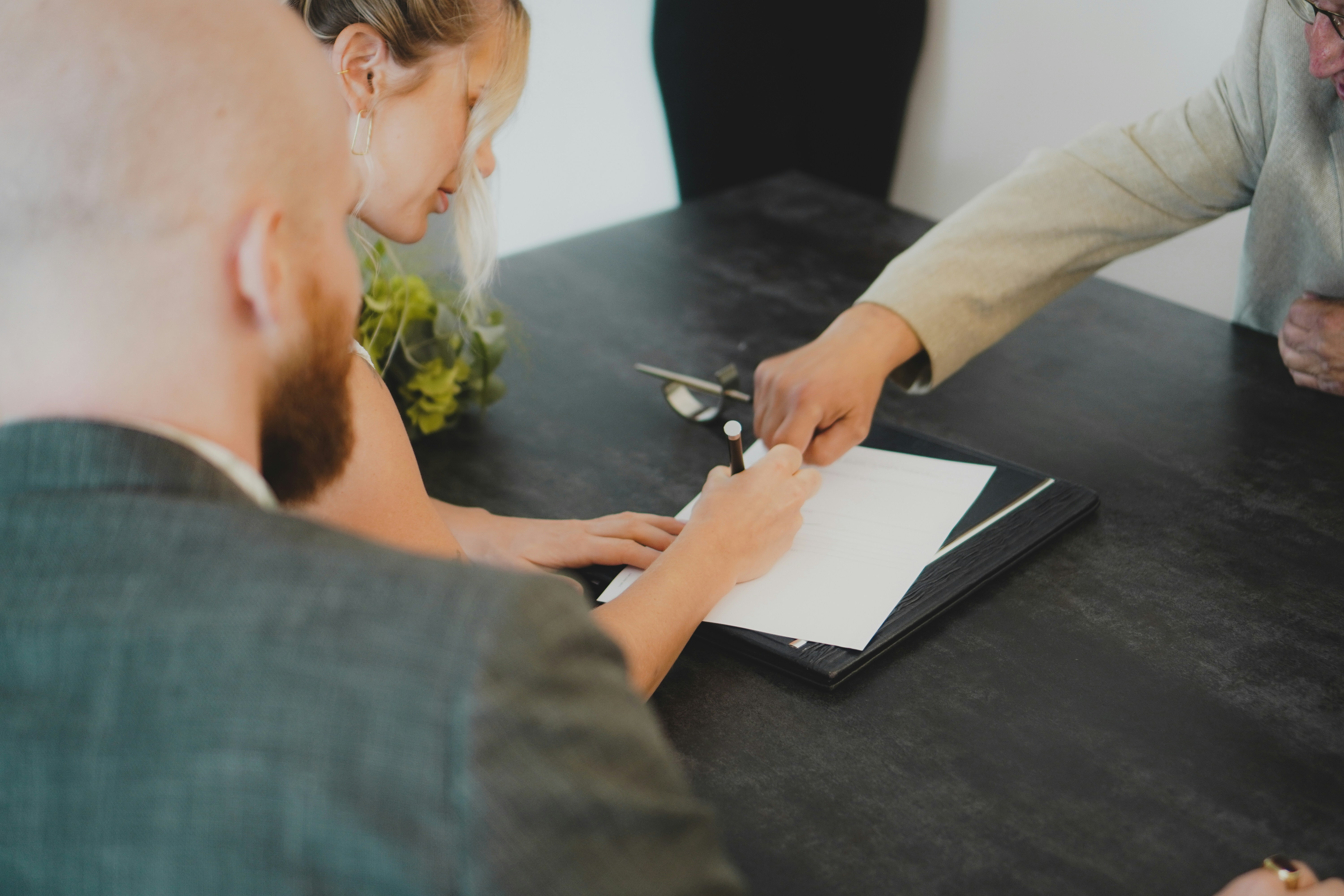 Ofte er det ikke prosentsatsen som avgjør om et samarbeid fungerer, men om avtalen gir klare rammer for rapportering, utbetaling og innsyn. Foto: Annika Wischnewsky / Unsplash