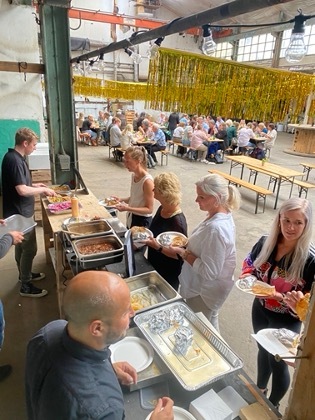 Firmafest og matservering på Smien. Foto: Fernanda M. Baez