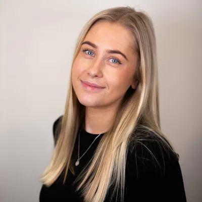 Frida Rød jobber med markedsføring og kommunikasjon. I tillegg har hun ansvar for miljøarbeidet i Bergen Live og er en del av produksjonsteamet. Foto: Oliander Taule / Bergen Live