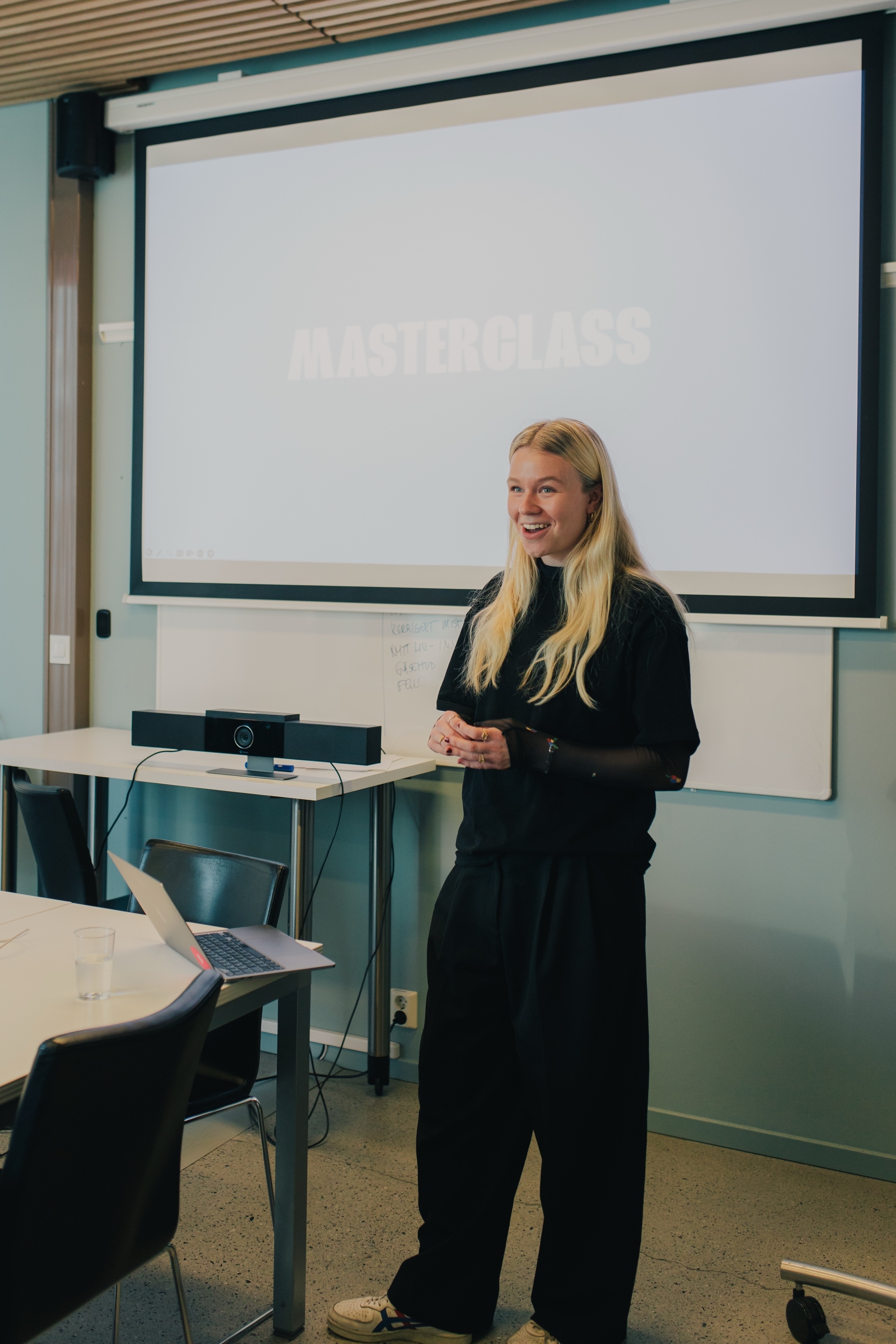 Veslemøy presenterer under Masterclass-samling. Foto: Ousu Leigh