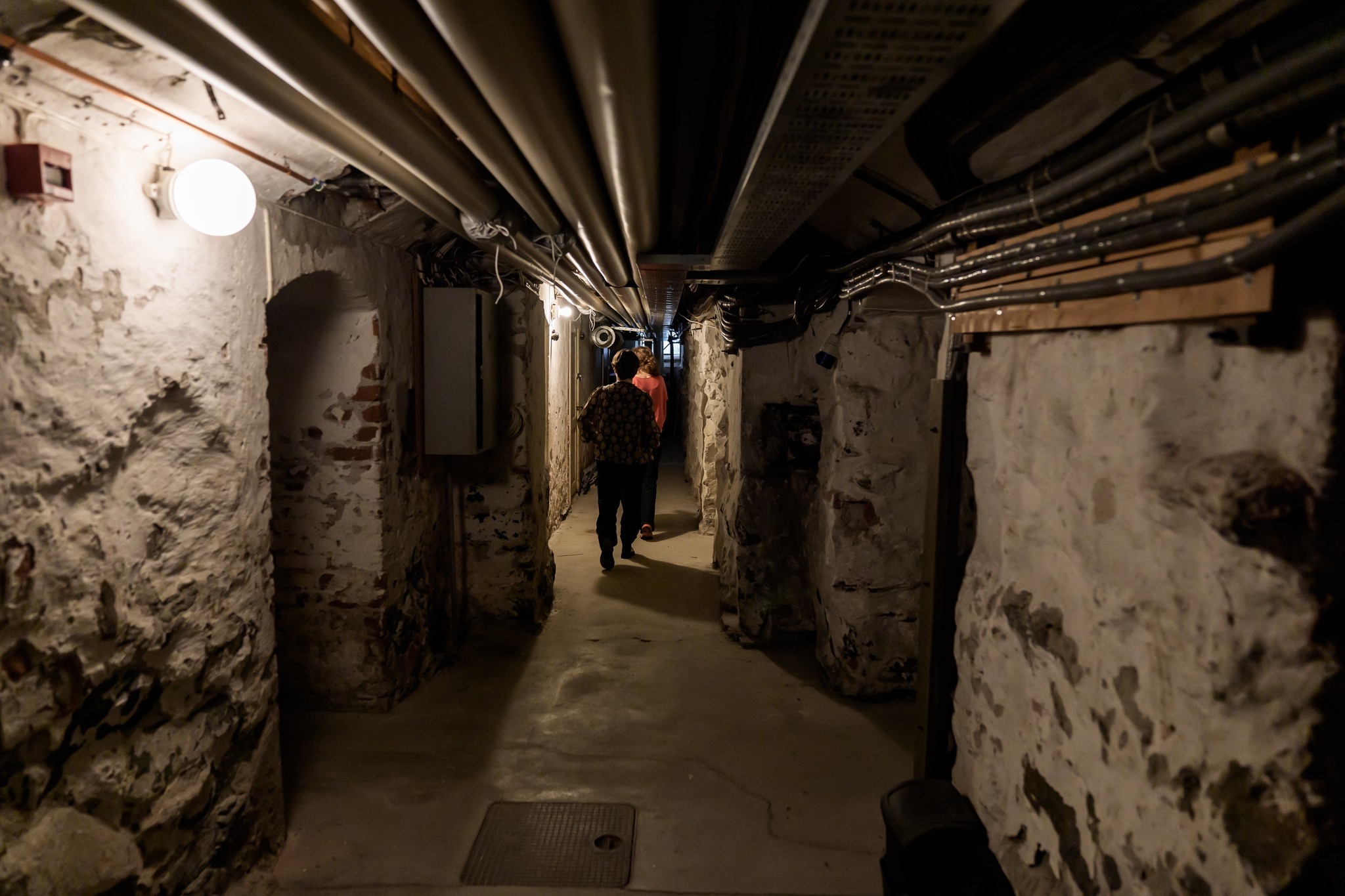 Den skumle grovkjelleren fra 1800-tallet tas også i bruk når RKK arrangerer festival, her med en musikalsk skattejakt for barn under Kunstfest Rotvoll 2024. Foto: Thor Egil Leirtrø