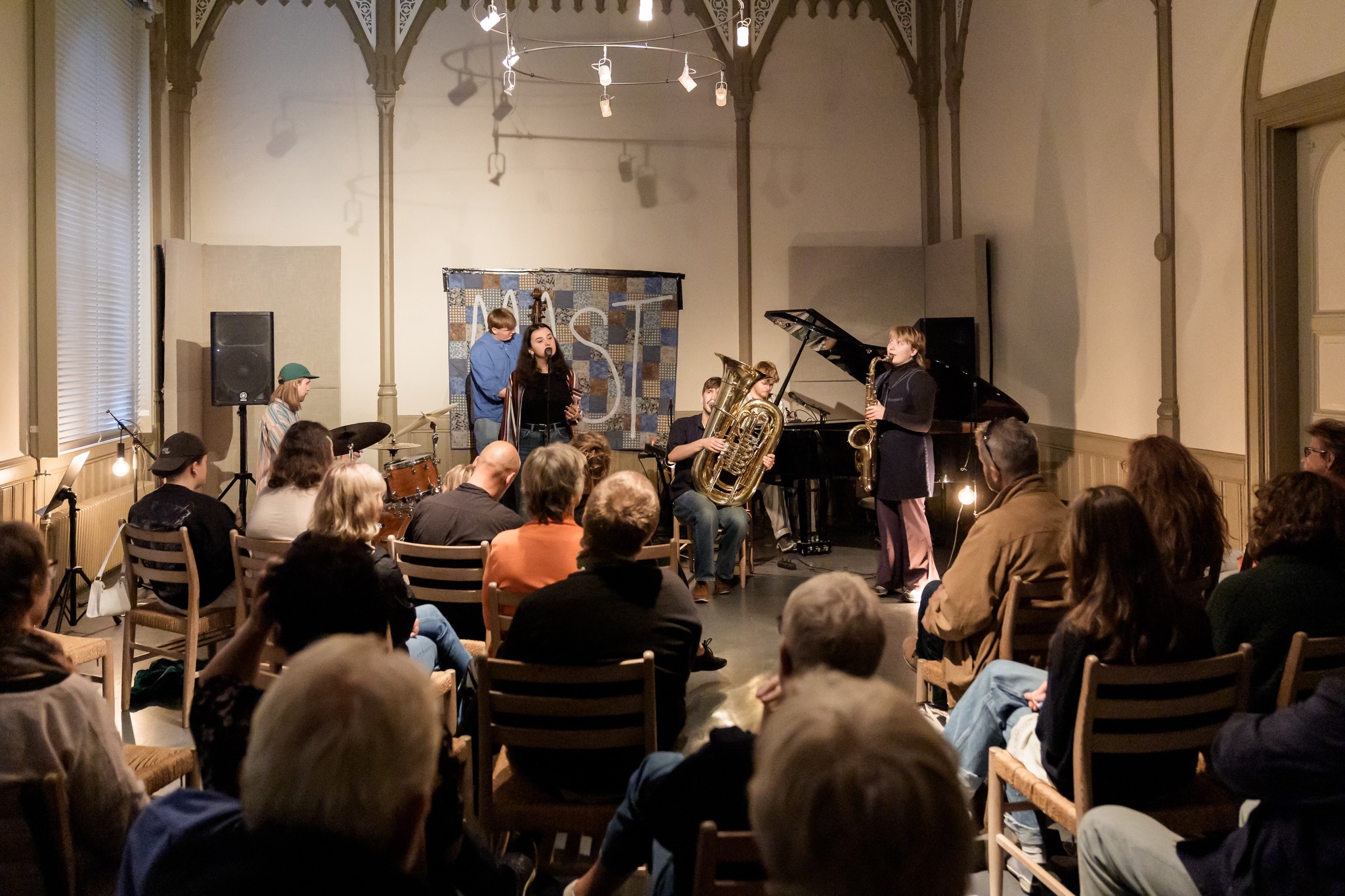 Det opprinnelige sykehuskapellet har blitt ett av RKKs konsertlokaler, «Kapellet». Bandet MAST, Kunstfest Rotvoll 2024. Foto: Thor Egil Leirtrø