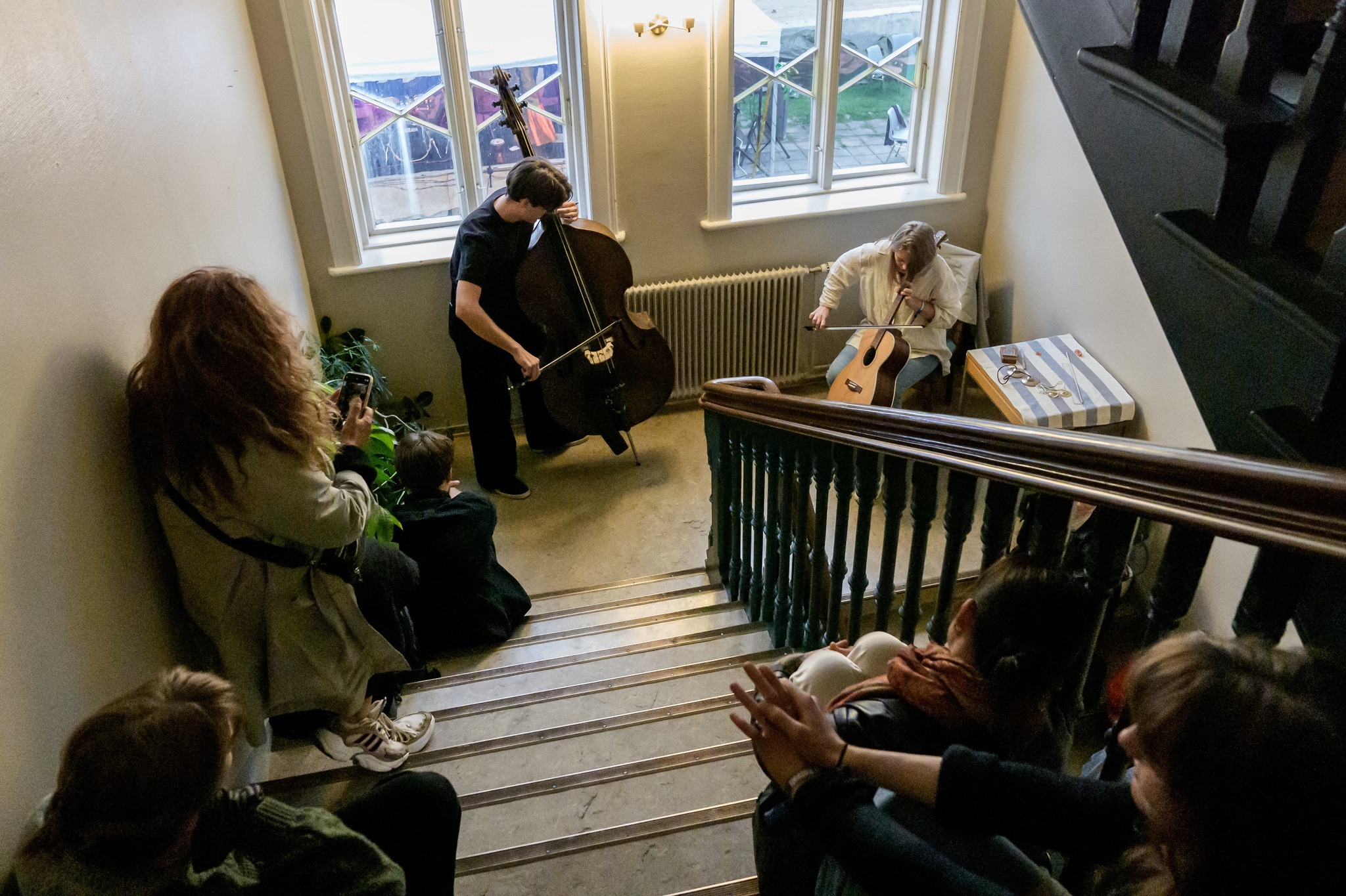 RKKs egen festival, Kunstfest Rotvoll, programmerer nære og intime møter med musikk og kunstnere. Da blir også trappeoppgangen med sin rike akustikk et konsertlokale. Her med Maria Norseth Garli og Nicolas Leitrø. Foto: Thor Egil Leirtrø