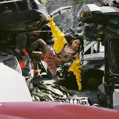 Her er et bilde av JEZ_EBEL i kvadratformat fra samme kampanje. Foto: Chai Saedi / Playground