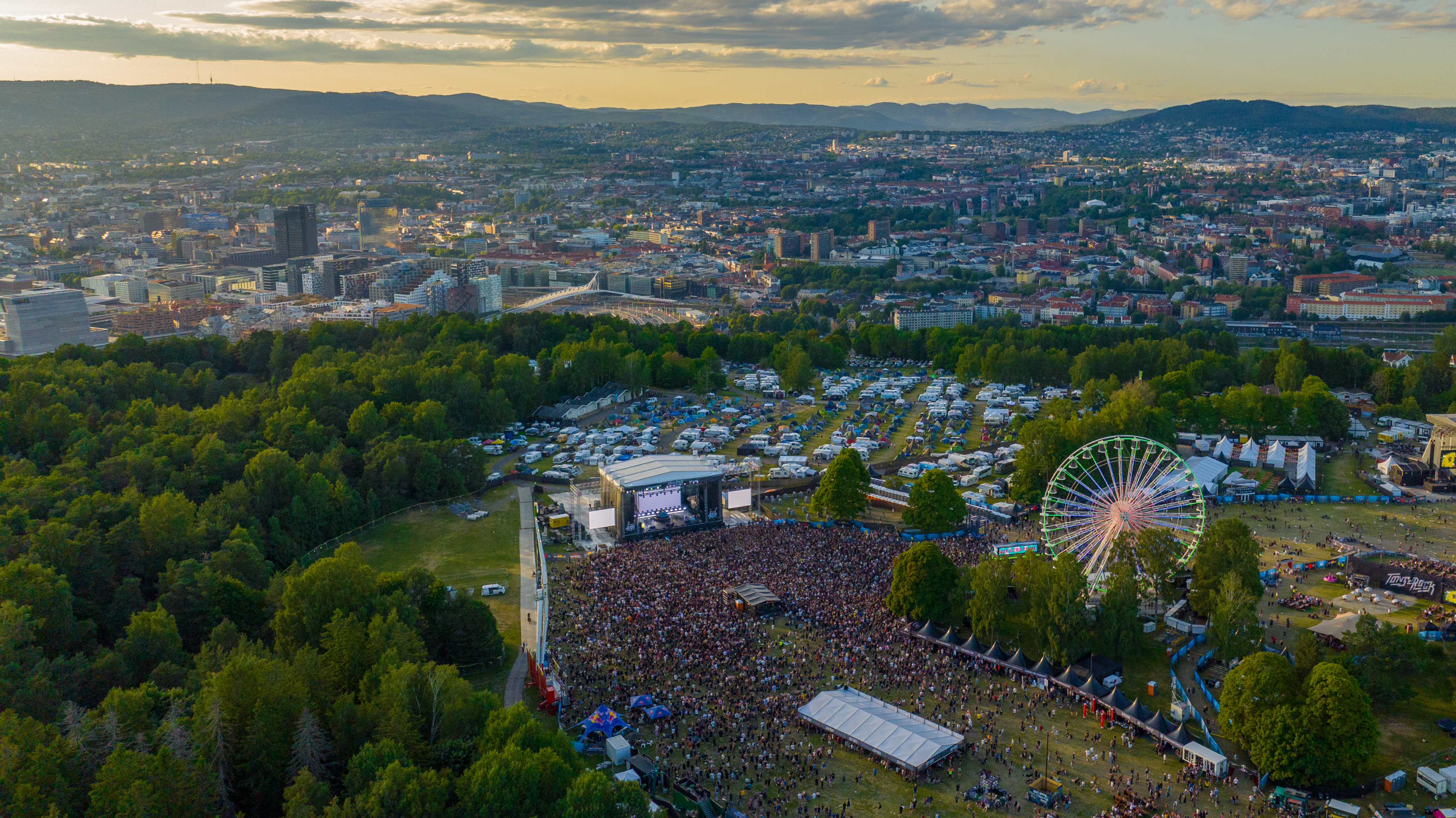 Flyfoto over Tons of Rock og vampire stage med mye folk, og oslo by i bakgrunnen
