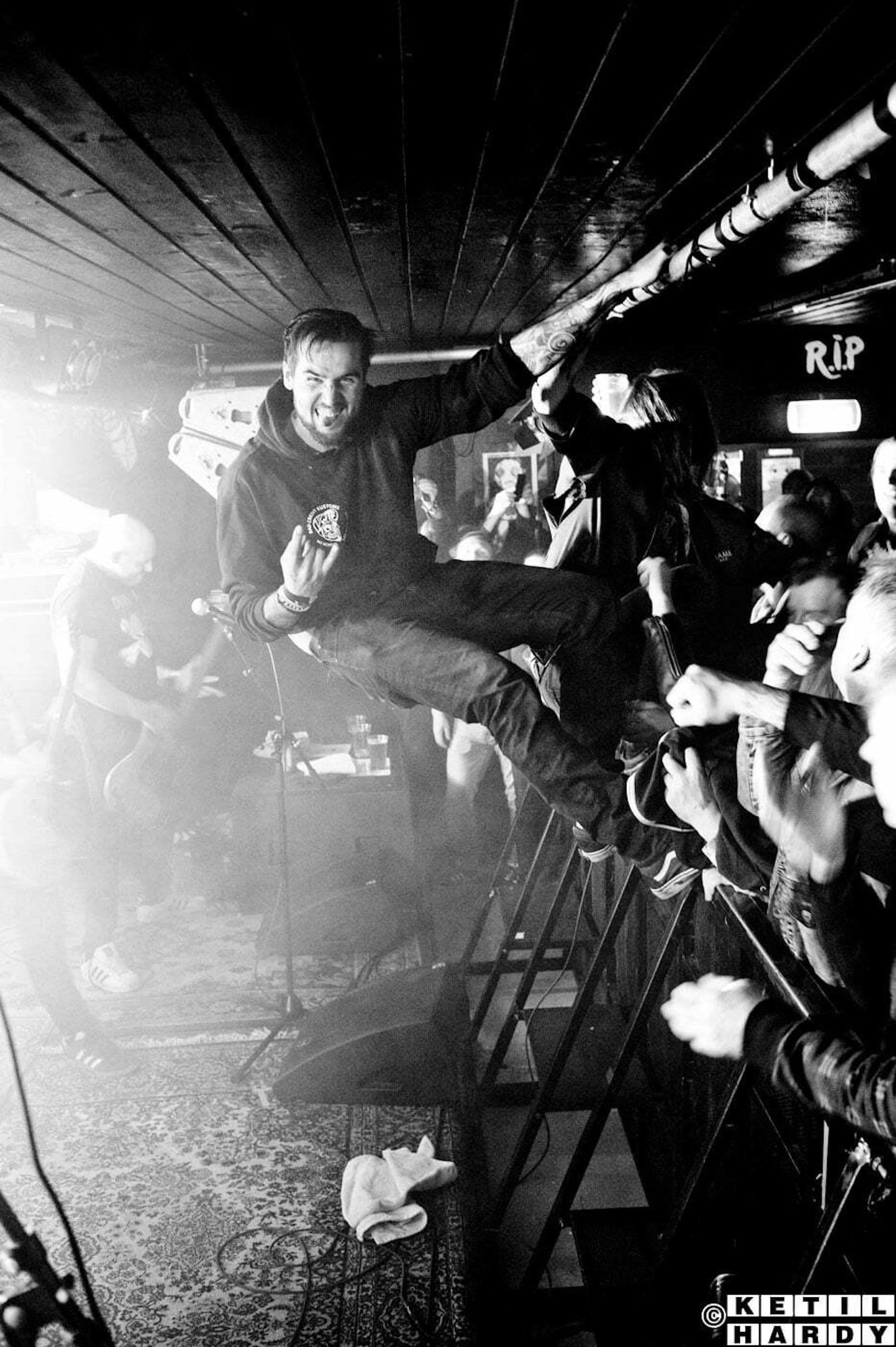 Publikum henger inn mot scenen på konsert