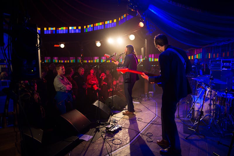 Artisten Matthew E. White får god kontakt med publikum under sin intime konsert på Bergenfest i 2015. Foto: Tord Litleskare