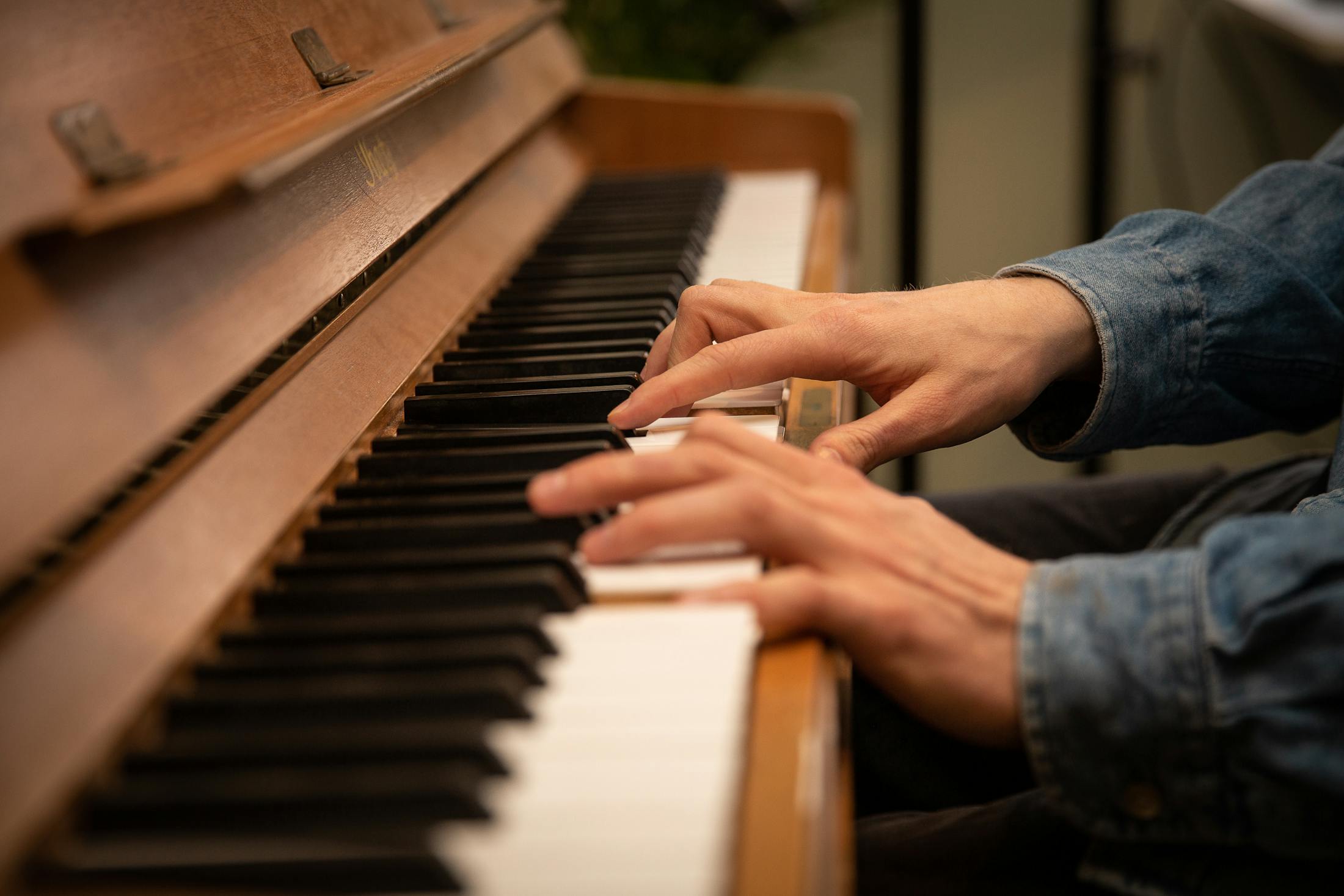 Utvalget av elektriske og akustiske pianoer er det ingenting å si på. Her spiller Vinje på en piano han kjøpte av Bengt Egil Hanssen. Foto: Tord Litleskare